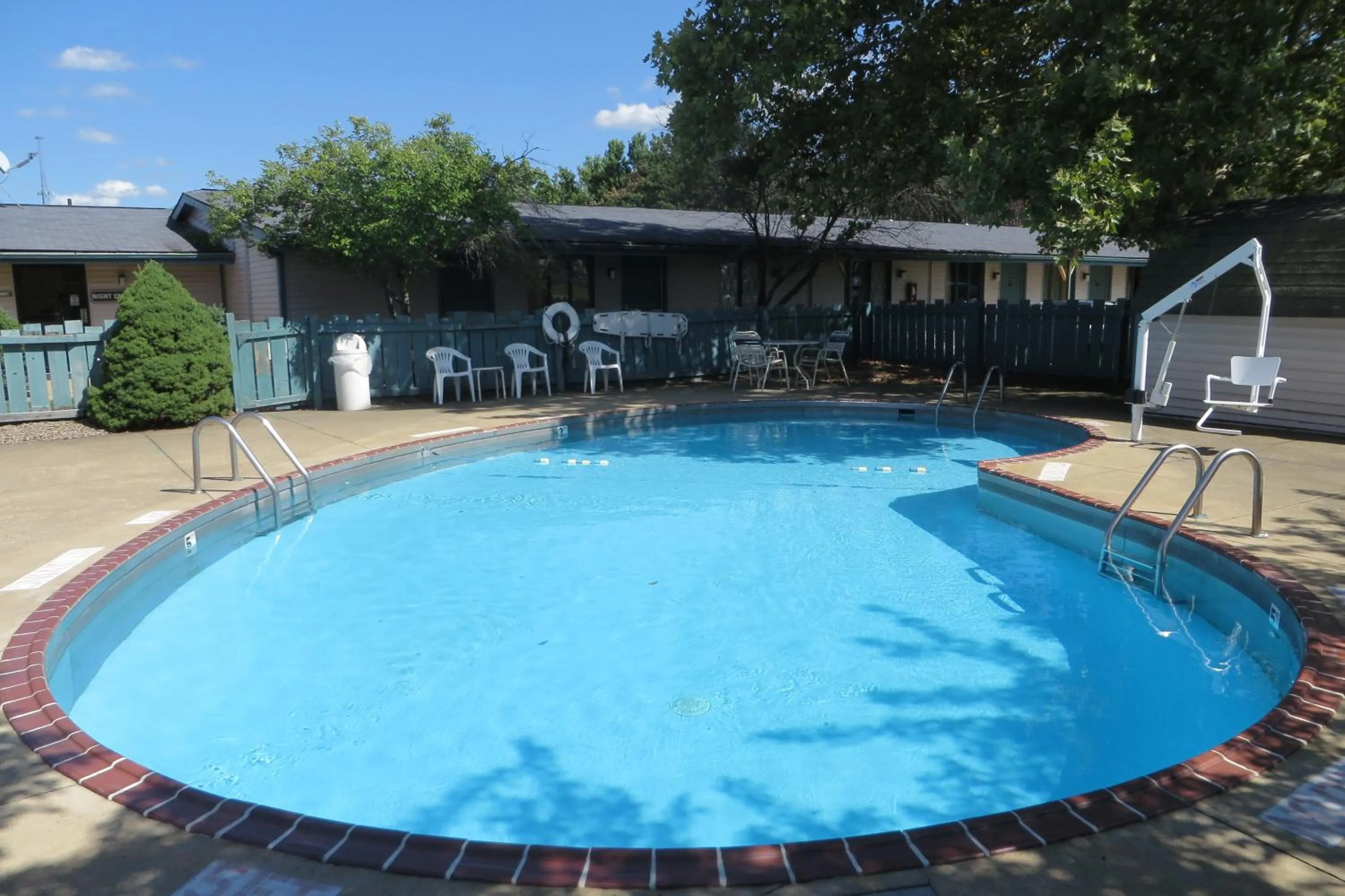 Swimming Pool in Knights Inn Canton