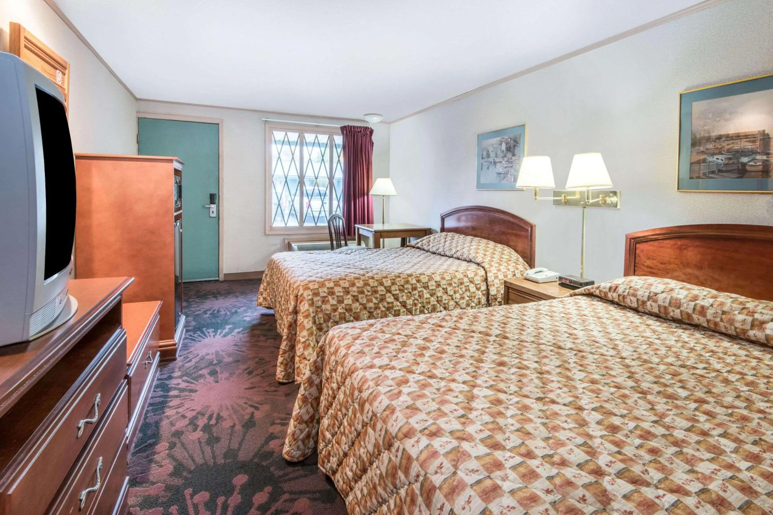 Photo of the whole room in Knights Inn Canton