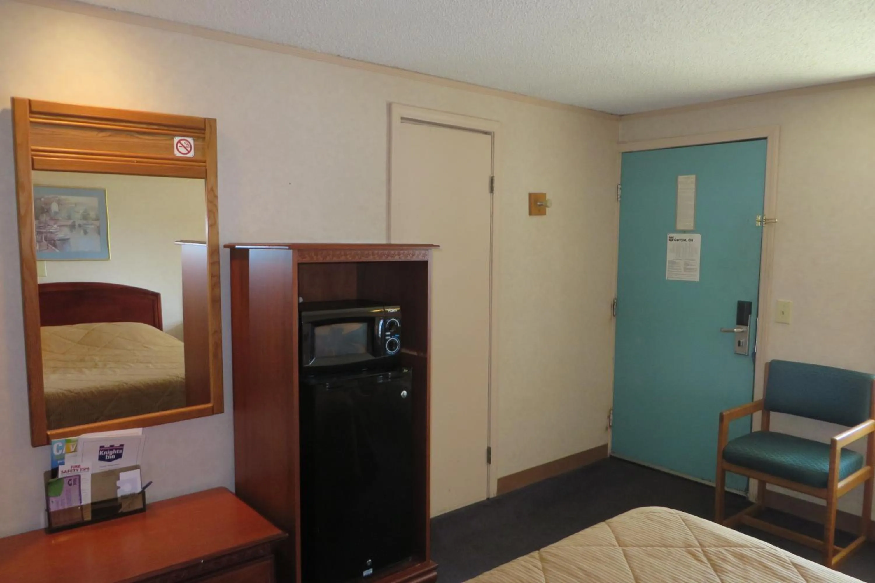 Bedroom, TV/Entertainment Center in Knights Inn Canton