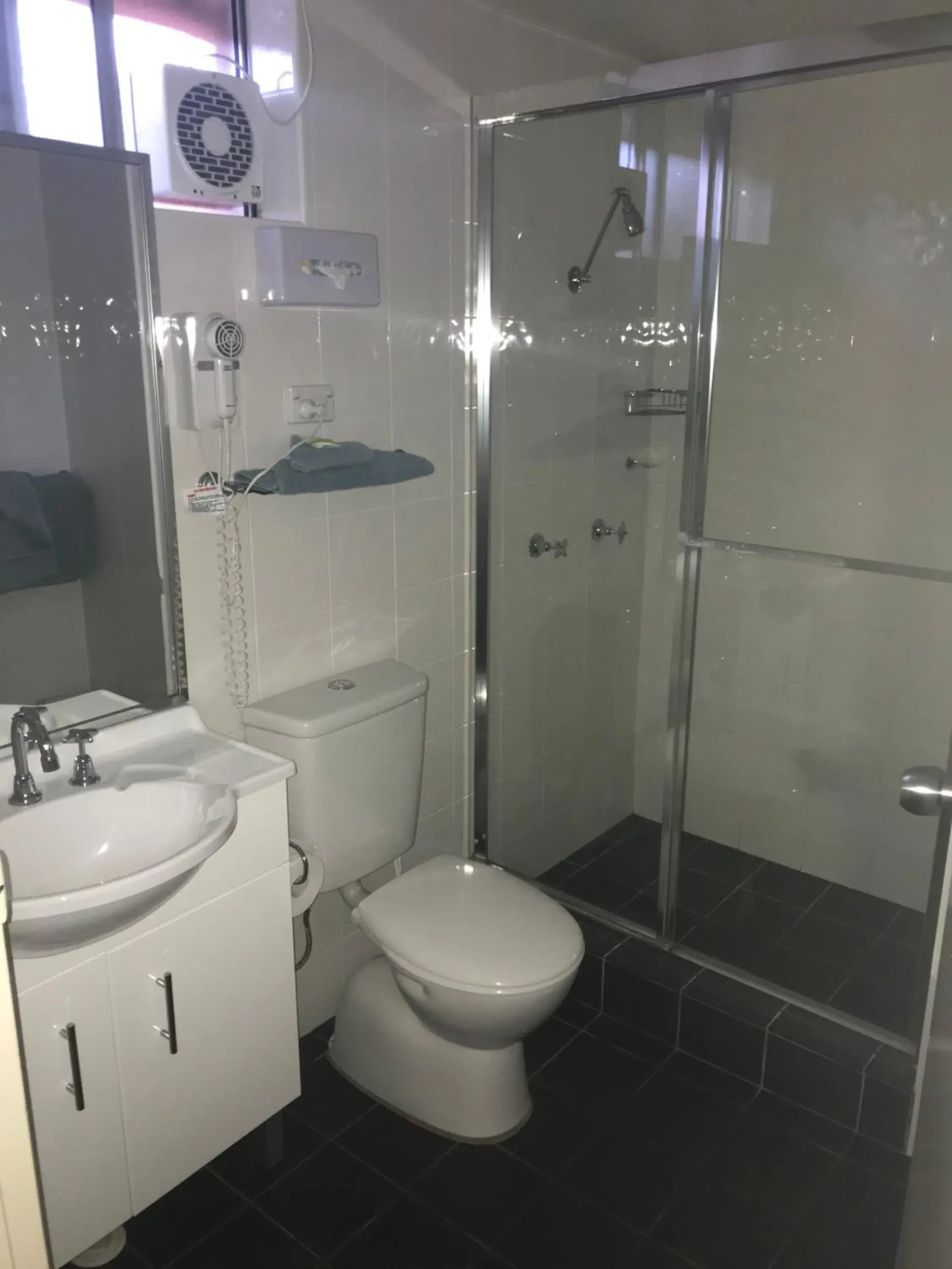 Deluxe Twin Room in Narellan Motor Inn Deluxe Twin Room in Narellan Motor Inn