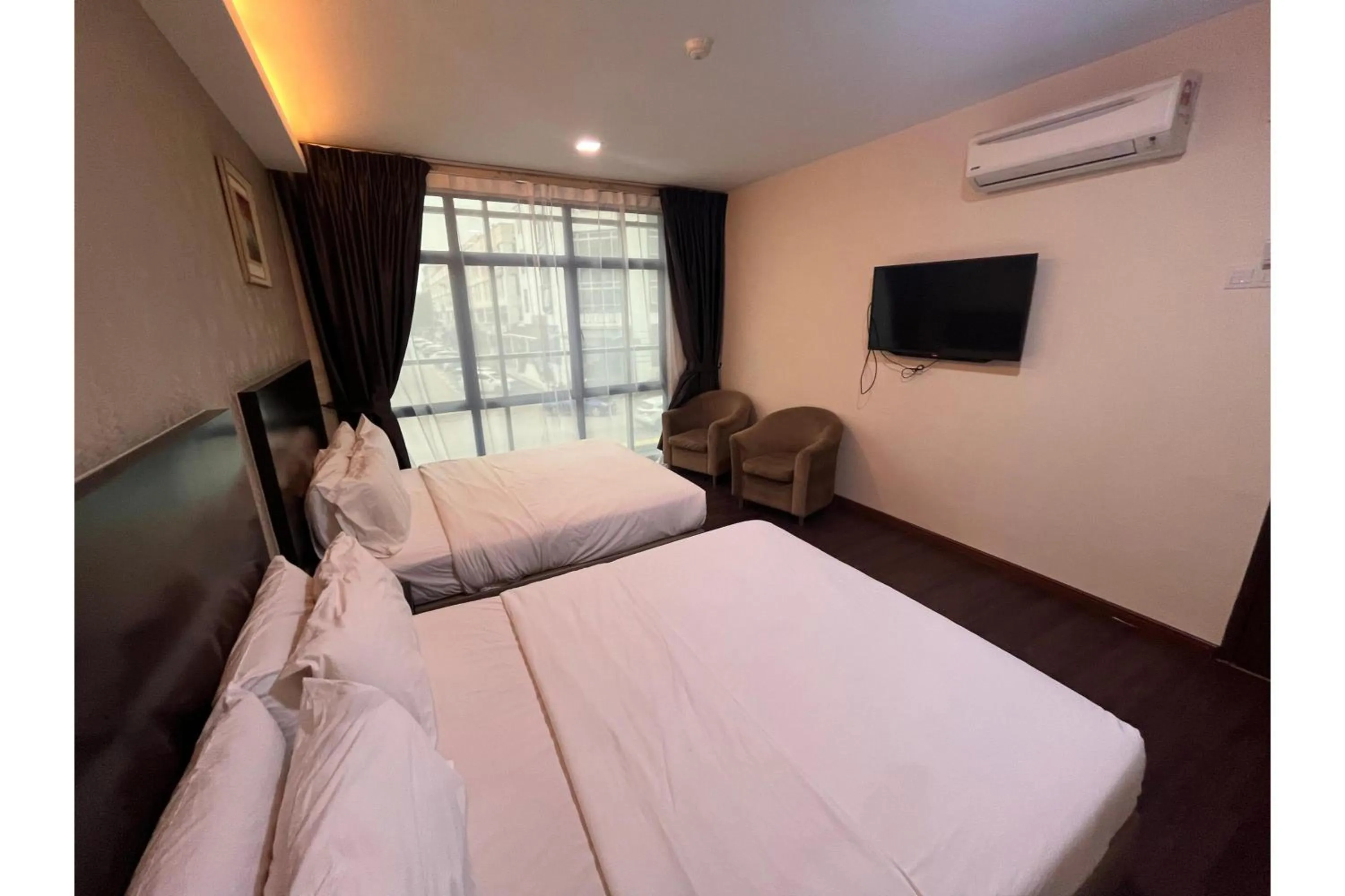 Bedroom, Bed in Grand World Hotel