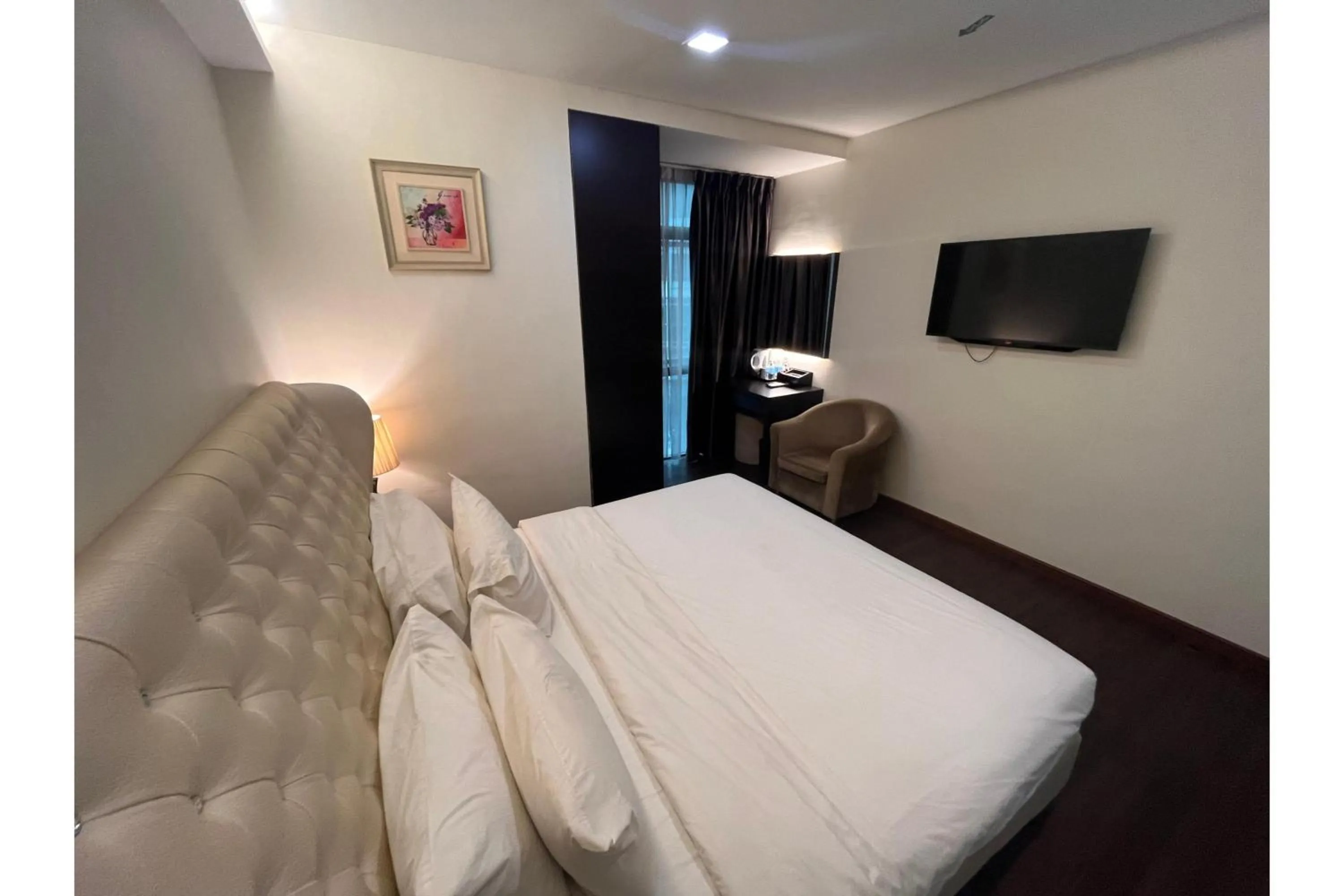 Bedroom, Bed in Grand World Hotel