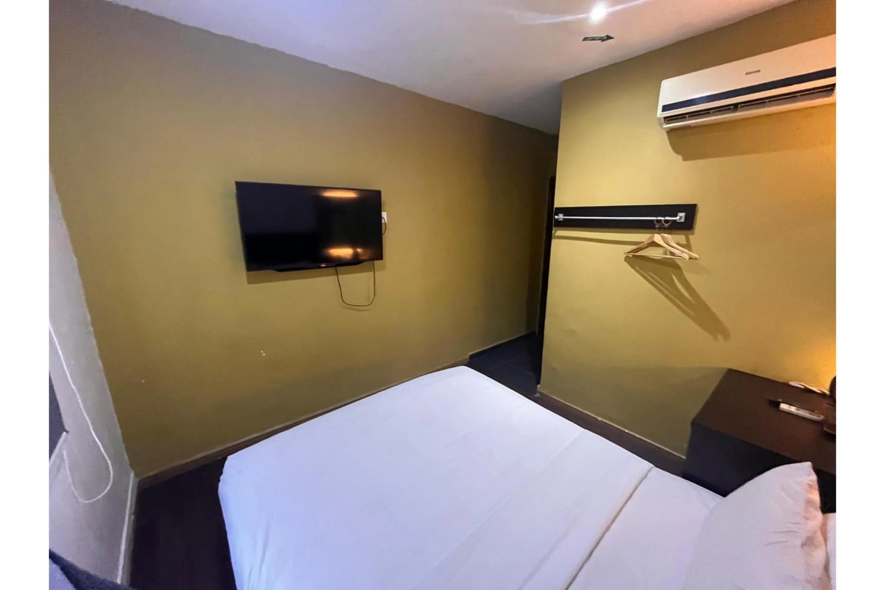 Bedroom, Bed in Grand World Hotel