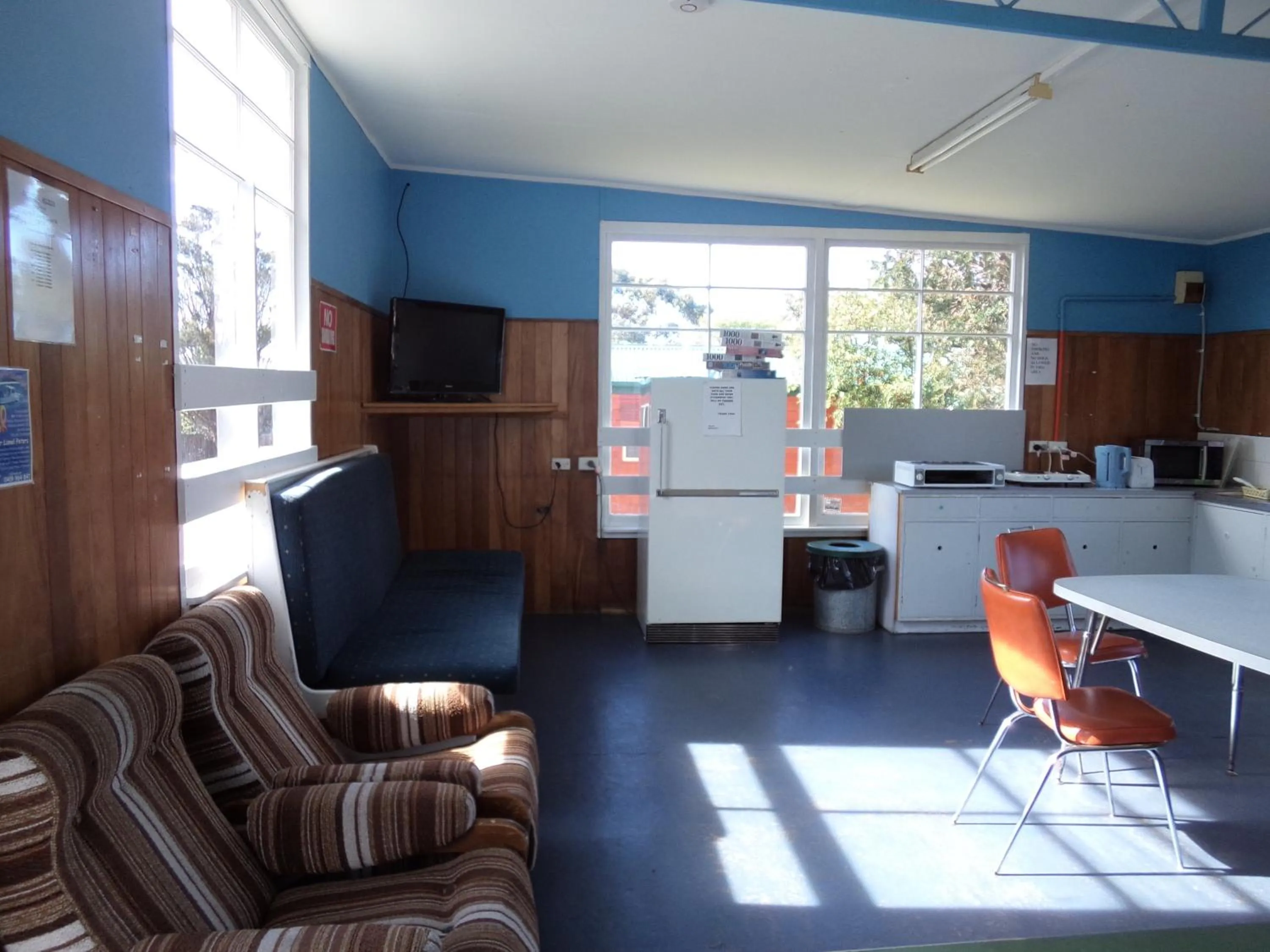Communal lounge/ TV room in Bicheno East Coast Holiday Park