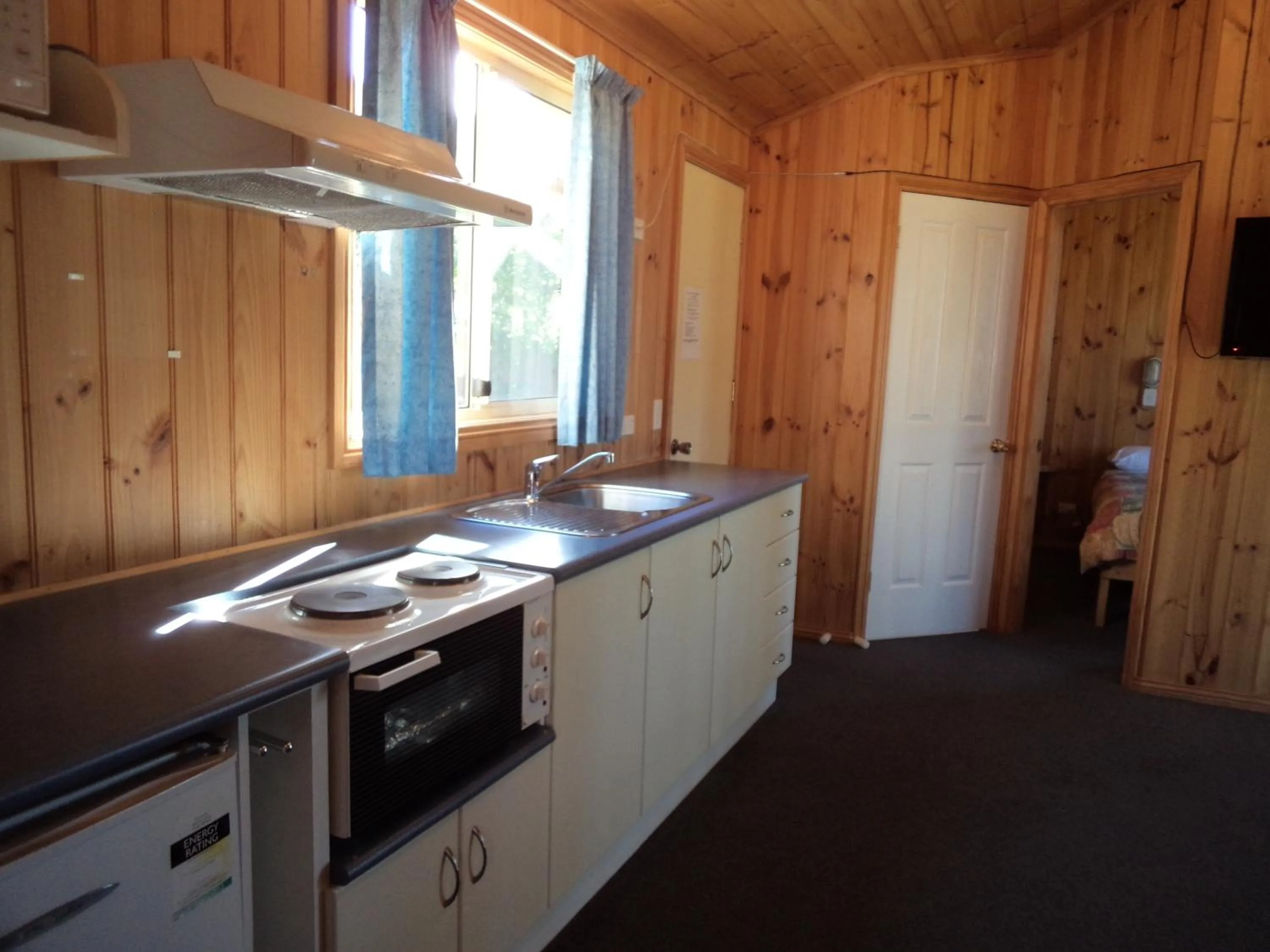 Kitchen or kitchenette in Bicheno East Coast Holiday Park