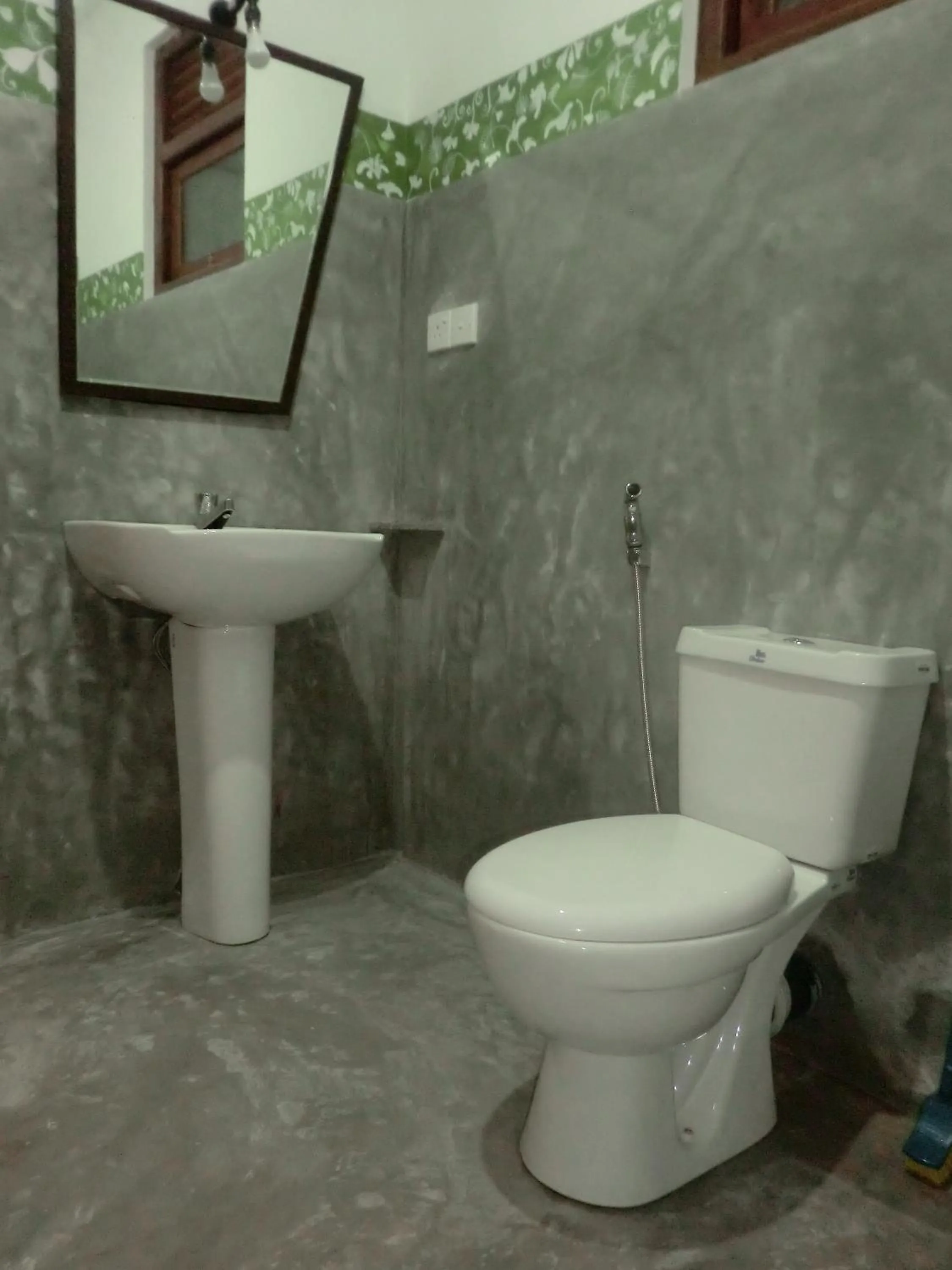 Toilet in Peacock Wings Guest