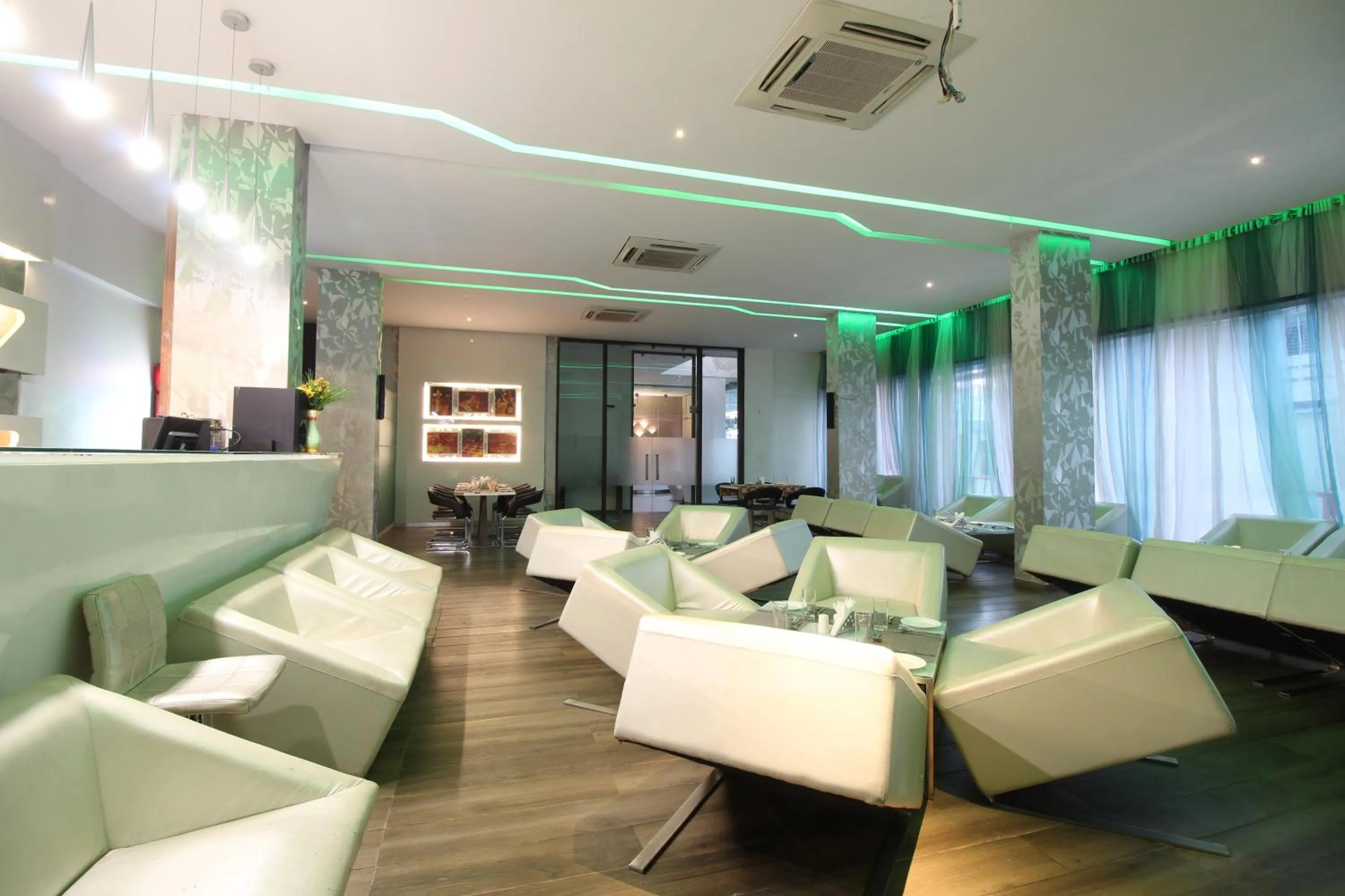 Restaurant/places to eat in Hotel Executive Silver Inn