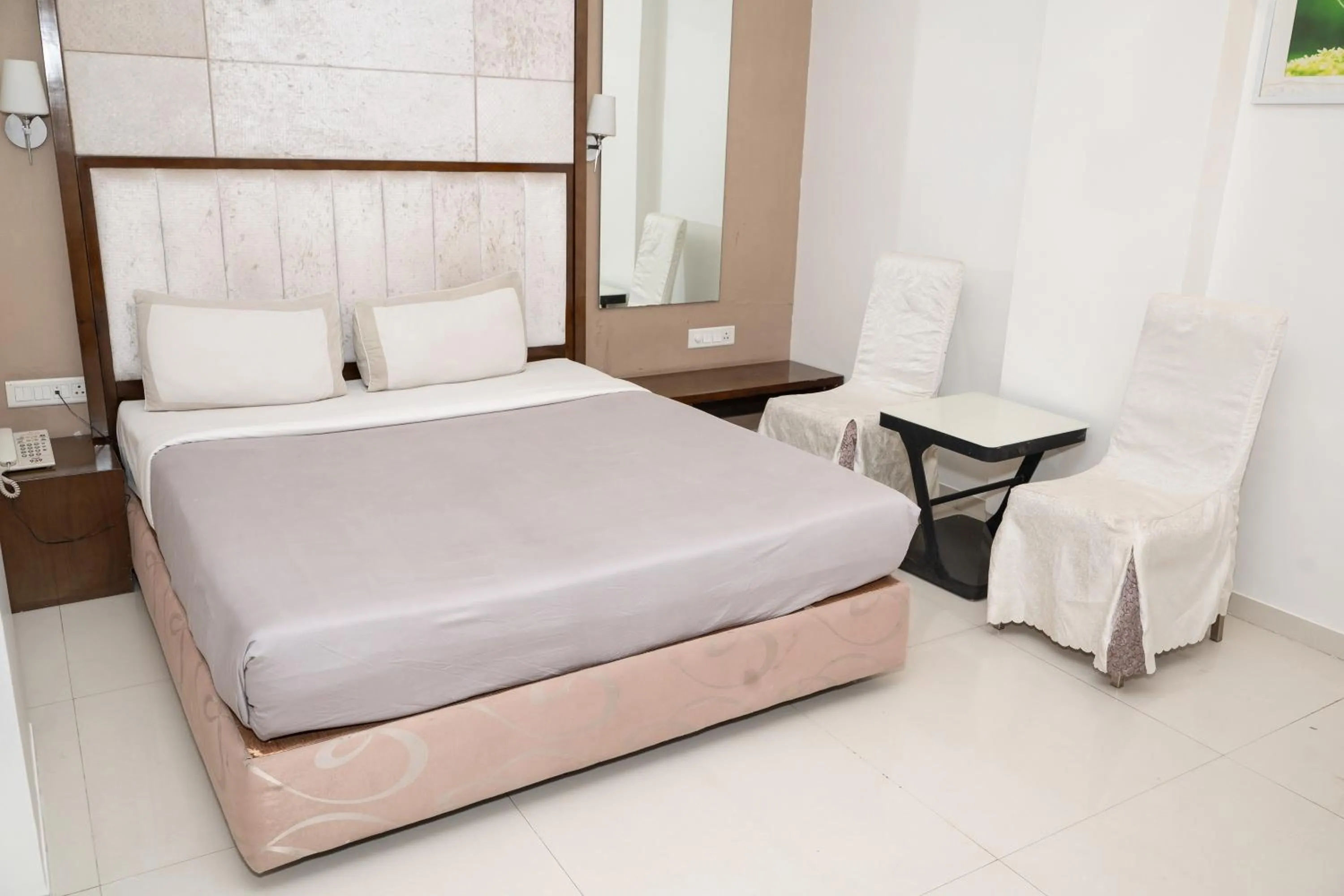 Photo of the whole room, Bed in Hotel Executive Silver Inn