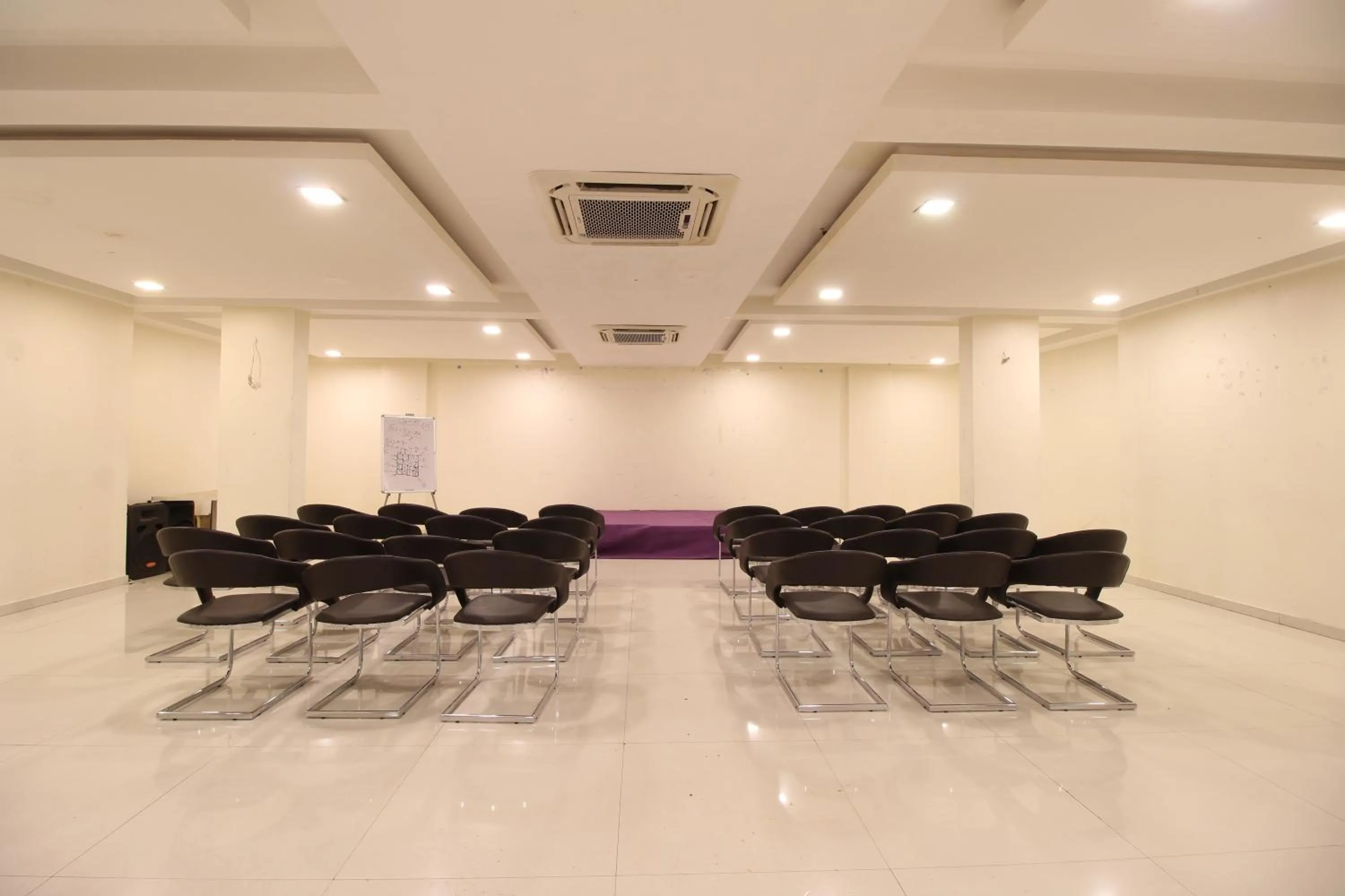 Business facilities in Hotel Executive Silver Inn