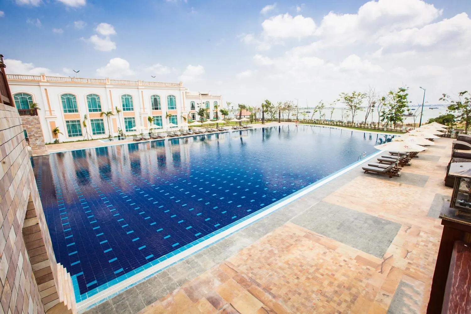 Swimming pool in Sokha Phnom Penh Hotel