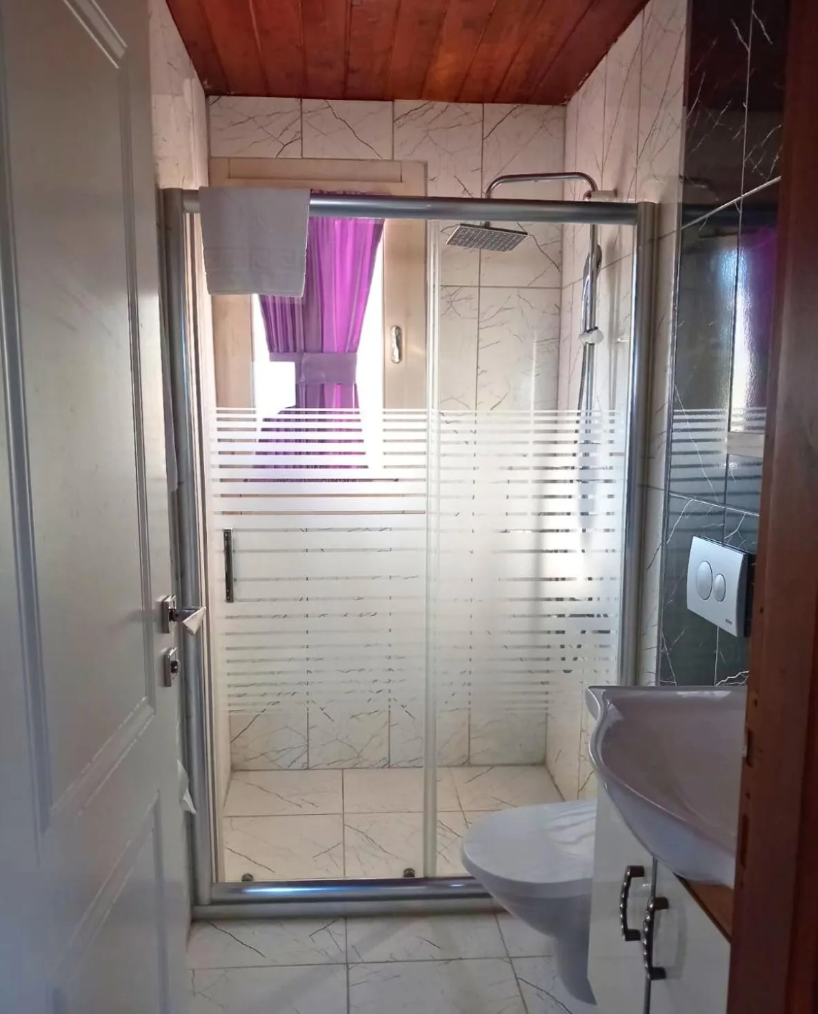Shower in Bu Bungalow Hotel