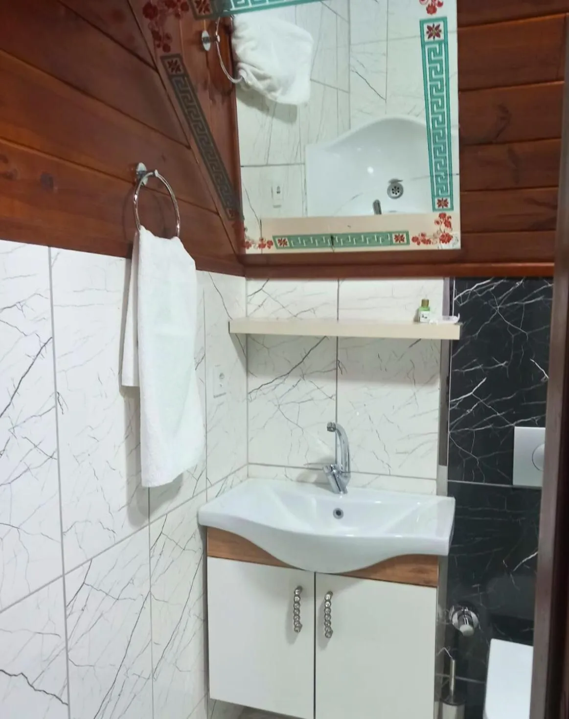 Shower in Bu Bungalow Hotel