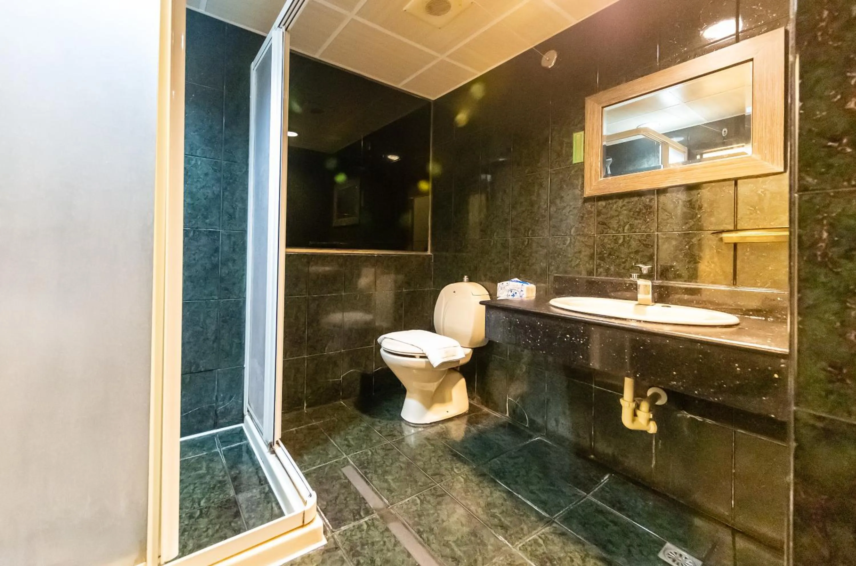 Shower in I HI Sanduo Travel Hotel