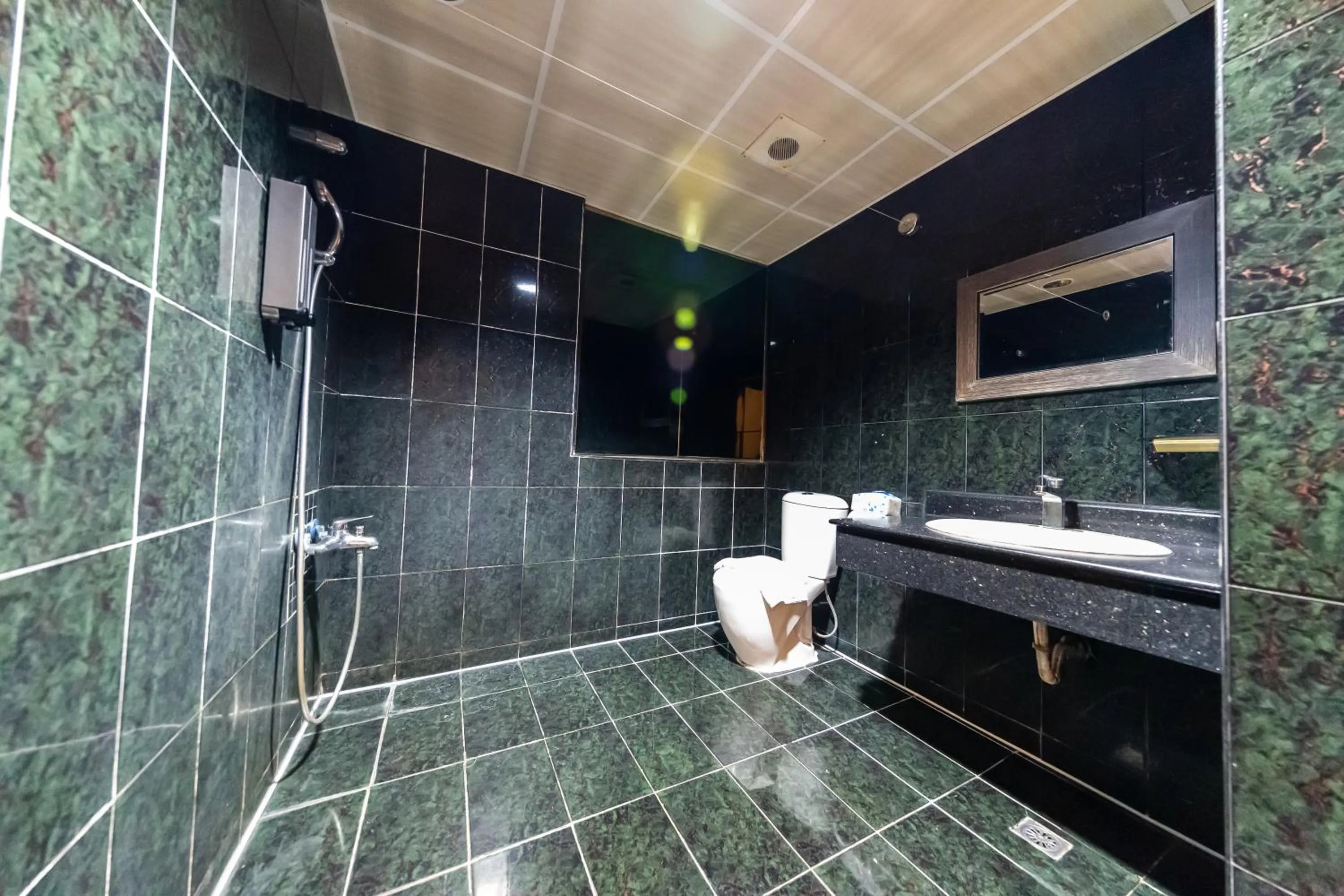 Shower in I HI Sanduo Travel Hotel