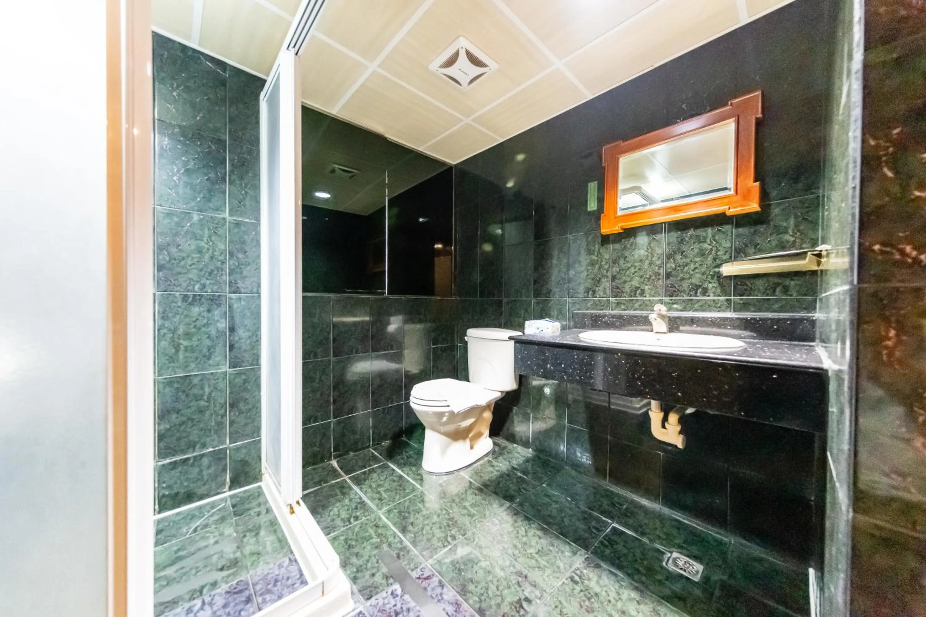 Shower in I HI Sanduo Travel Hotel