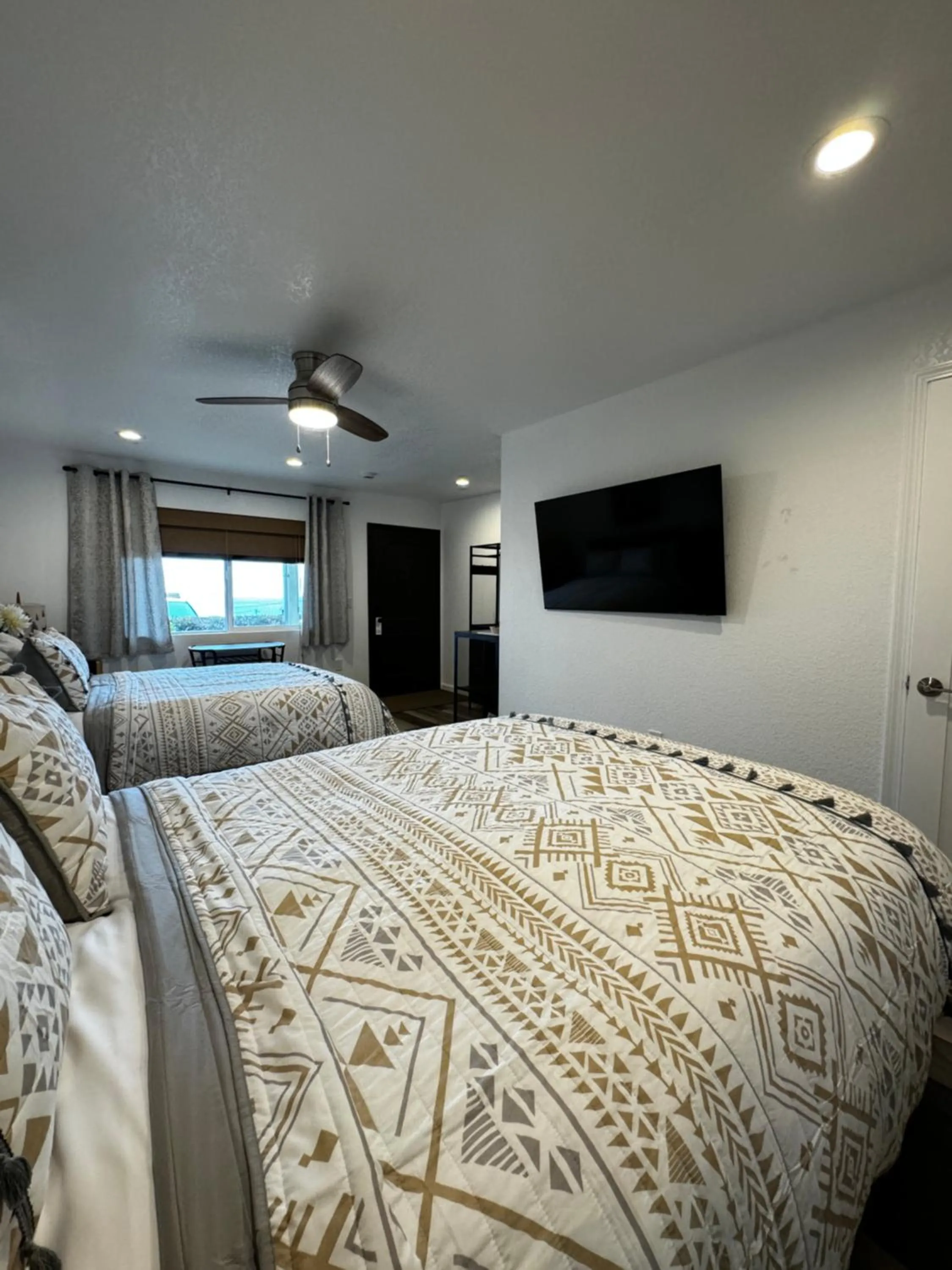 Bedroom, Bed in Ocean Cove Lodge Bar & Grill