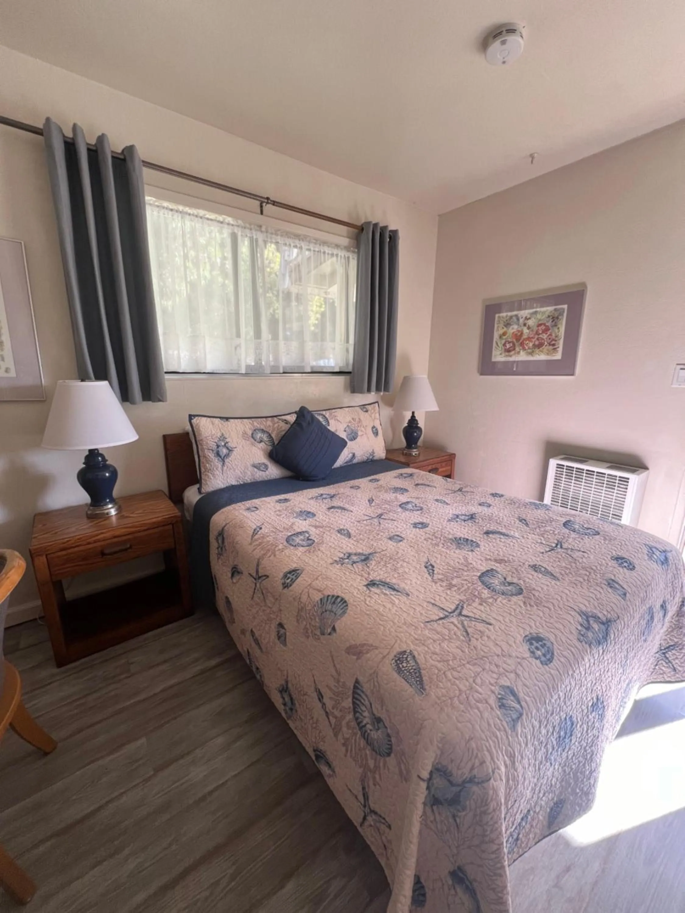 Living room, Bed in Ocean Cove Lodge Bar & Grill