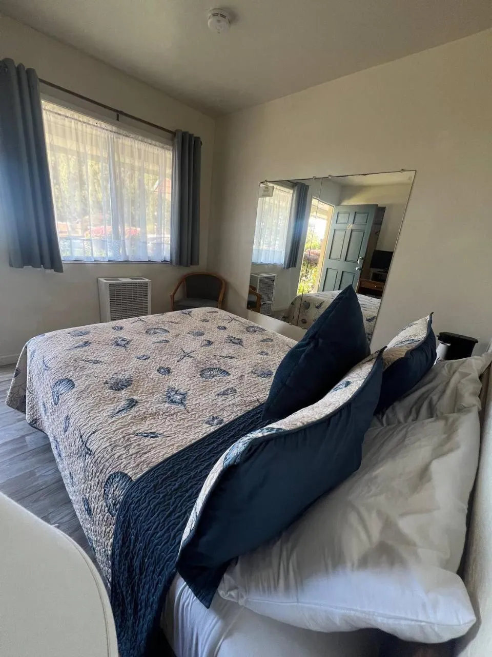 Bedroom, Bed in Ocean Cove Lodge Bar & Grill