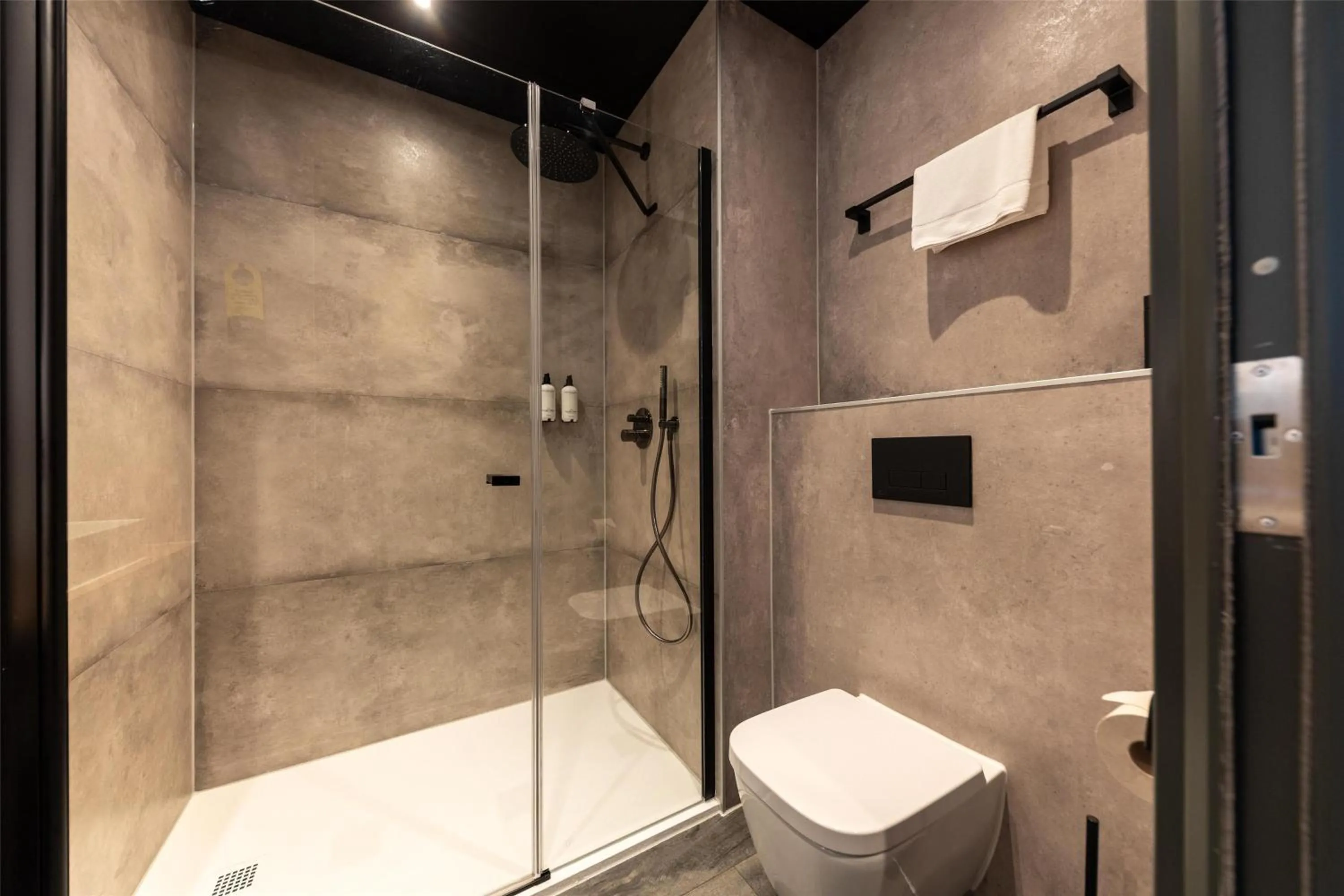 Bathroom in Flonk Hotel Groningen Centre, BW Signature Collection