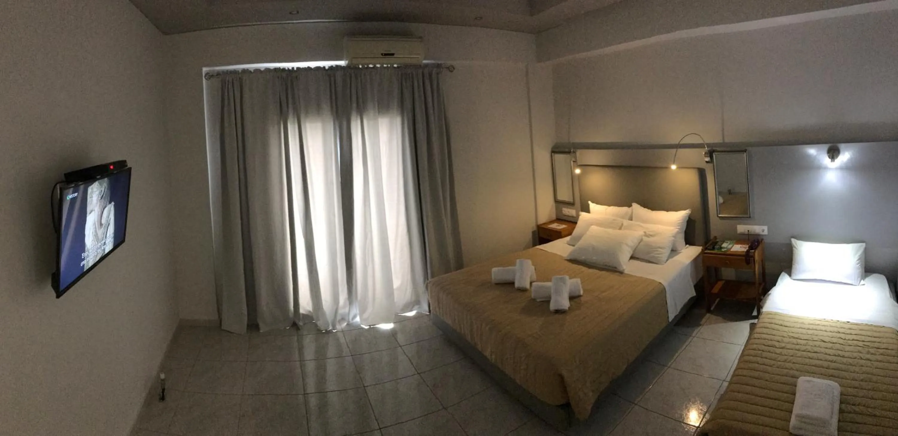 Living room, Bed in Atlantis Hotel