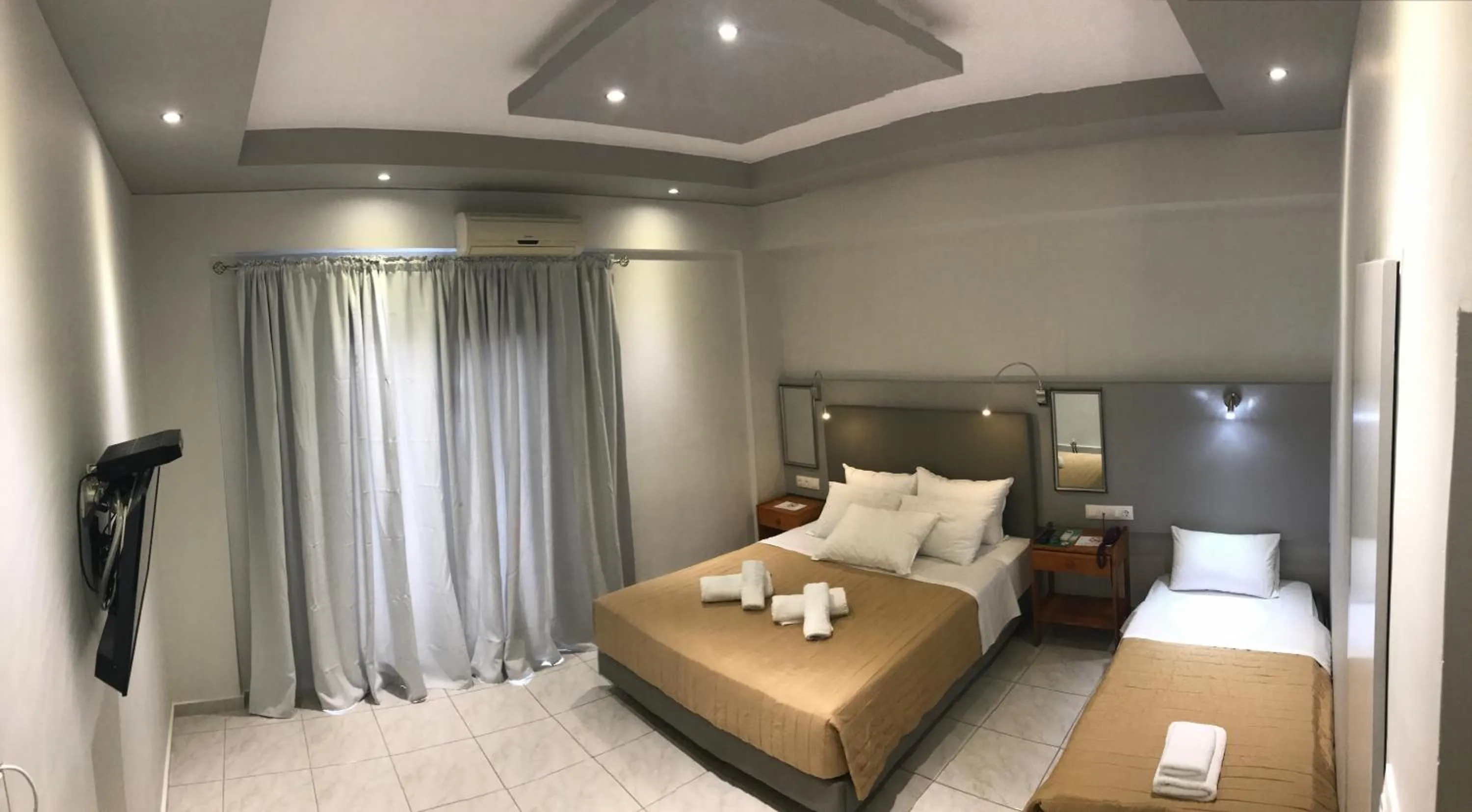 Bathroom, Bed in Atlantis Hotel