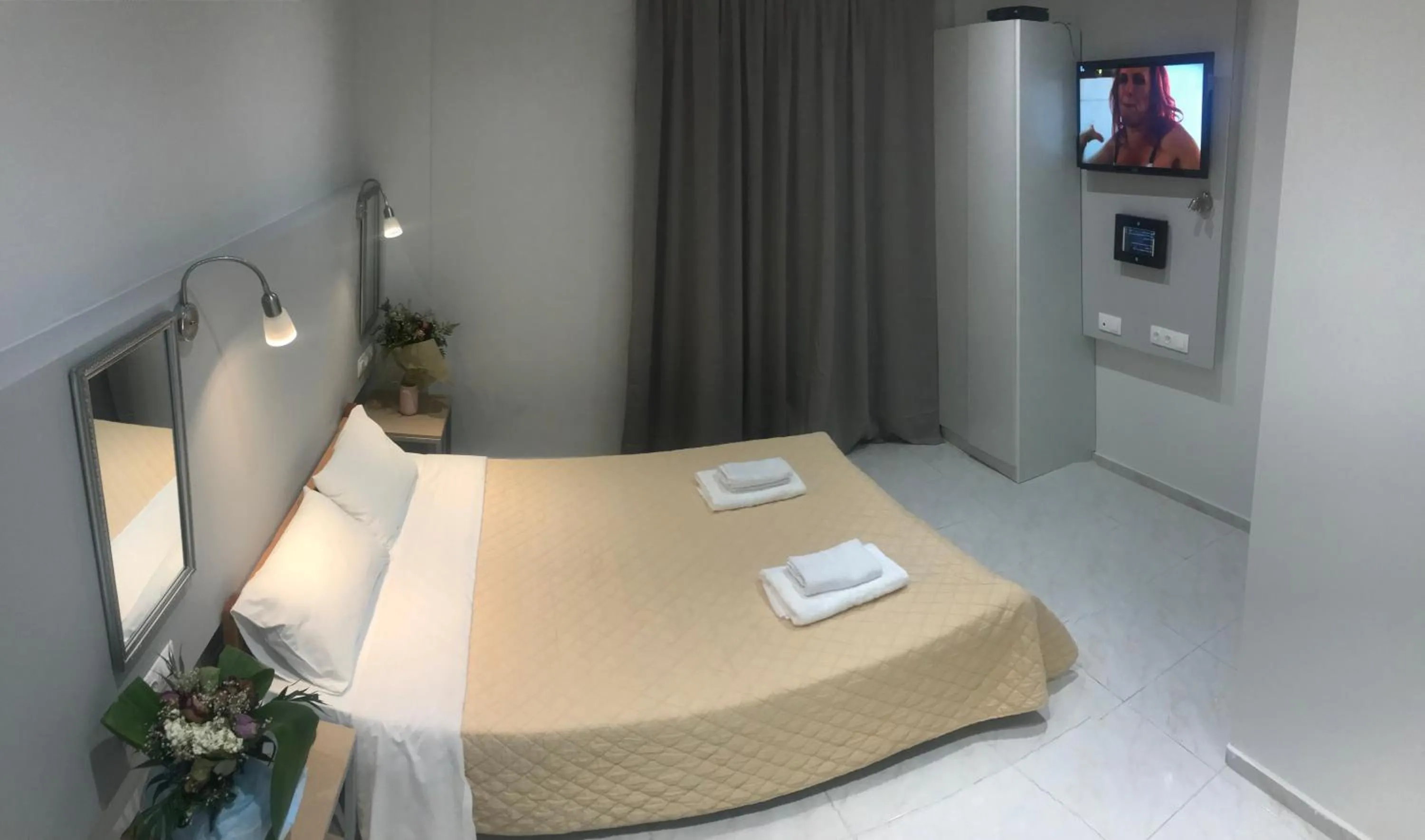 Bedroom, Bed in Atlantis Hotel