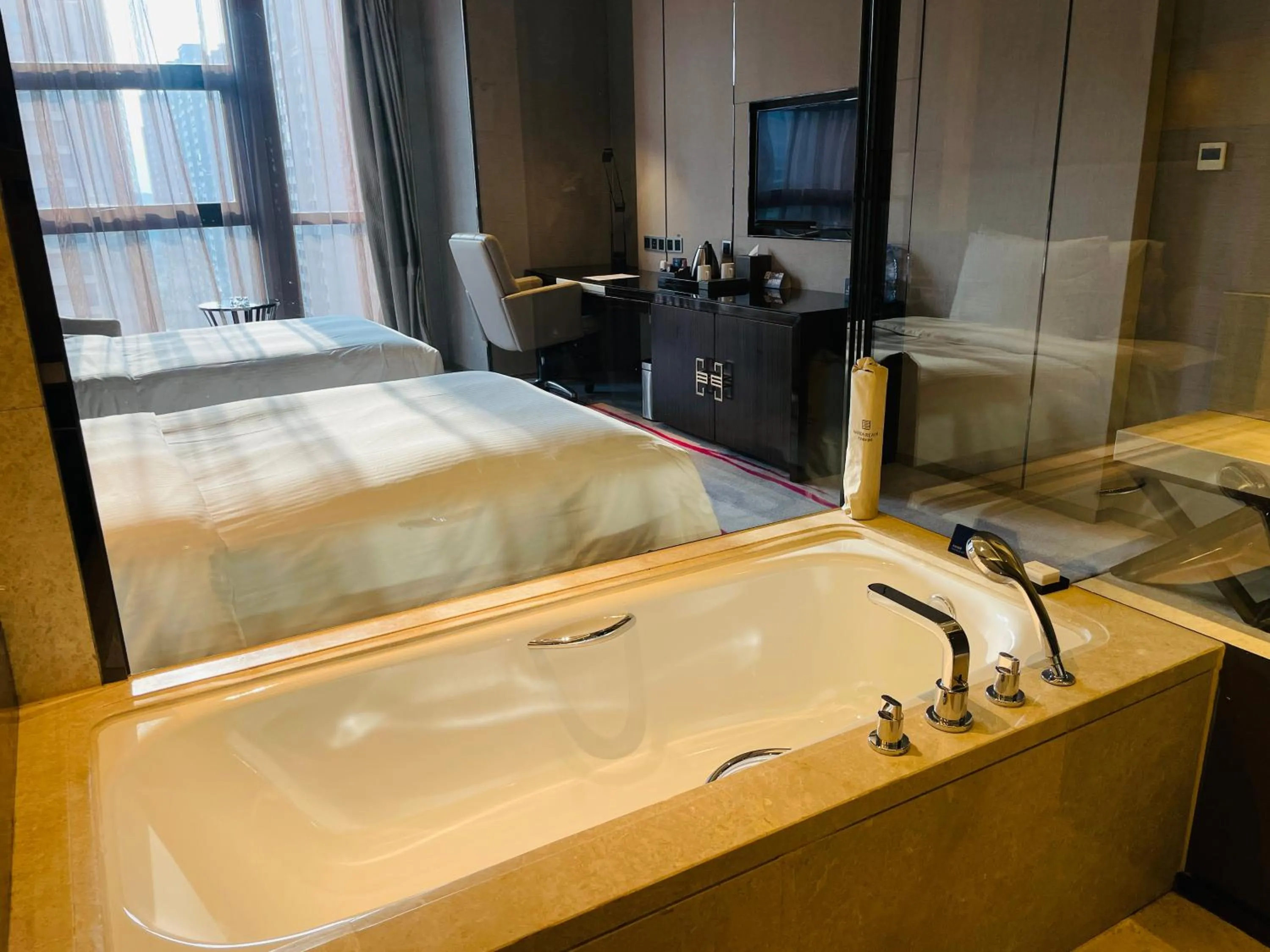 Bath, Bed in Maanshan Wanda Realm Hotel