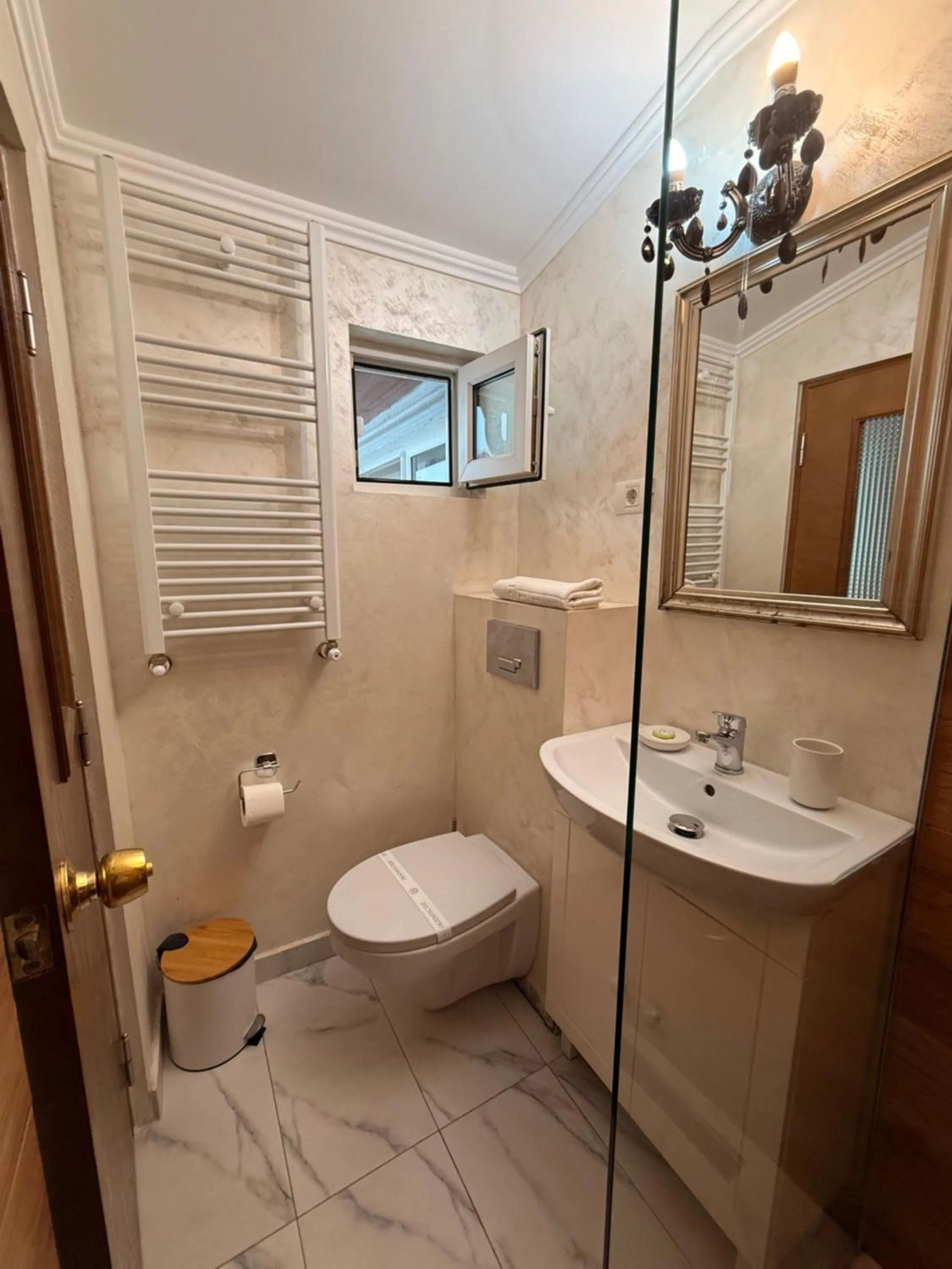 Toilet in Vila Central