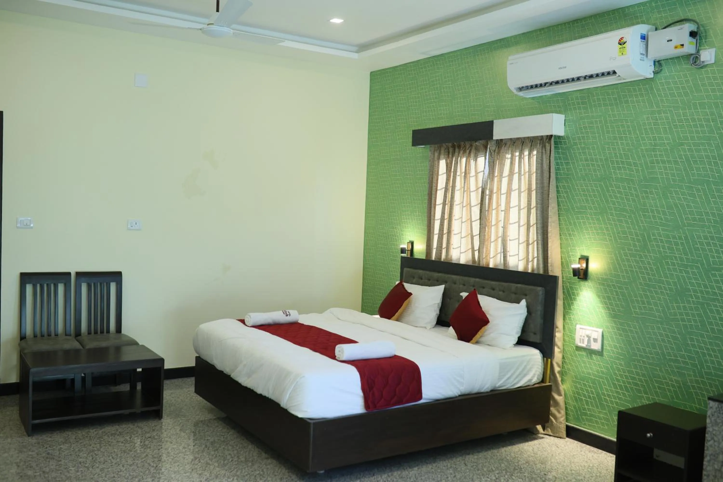 Bed in Hotel Ashlesh Manipal