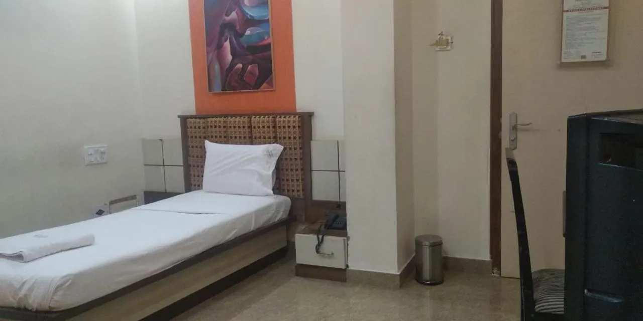 Bedroom, Bed in Hotel Ashlesh Manipal