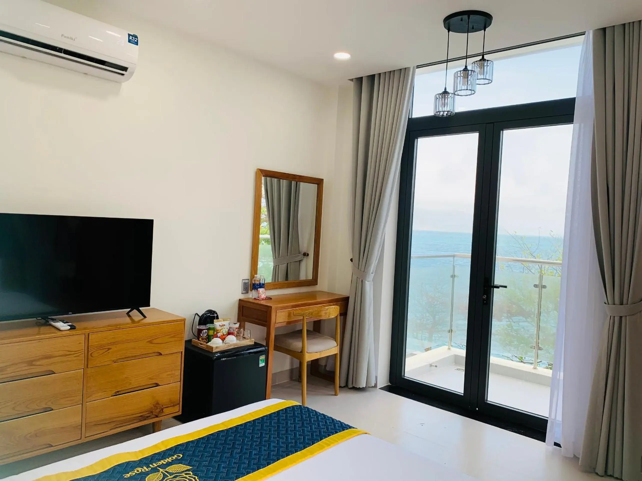 Deluxe Double Room with Sea View in Golden Rose Hotel Con Dao Deluxe Double Room with Sea View in Golden Rose Hotel Con Dao