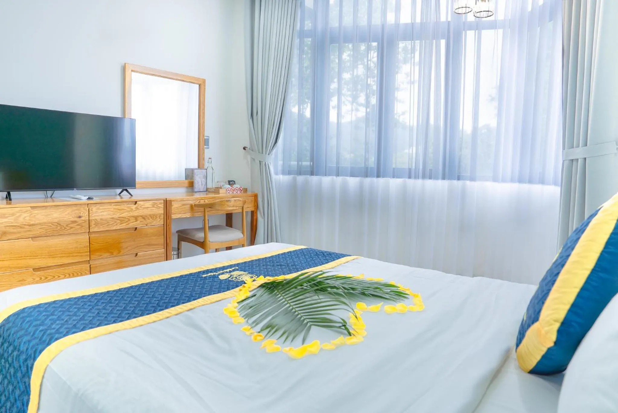 Bed in Golden Rose Hotel Con Dao