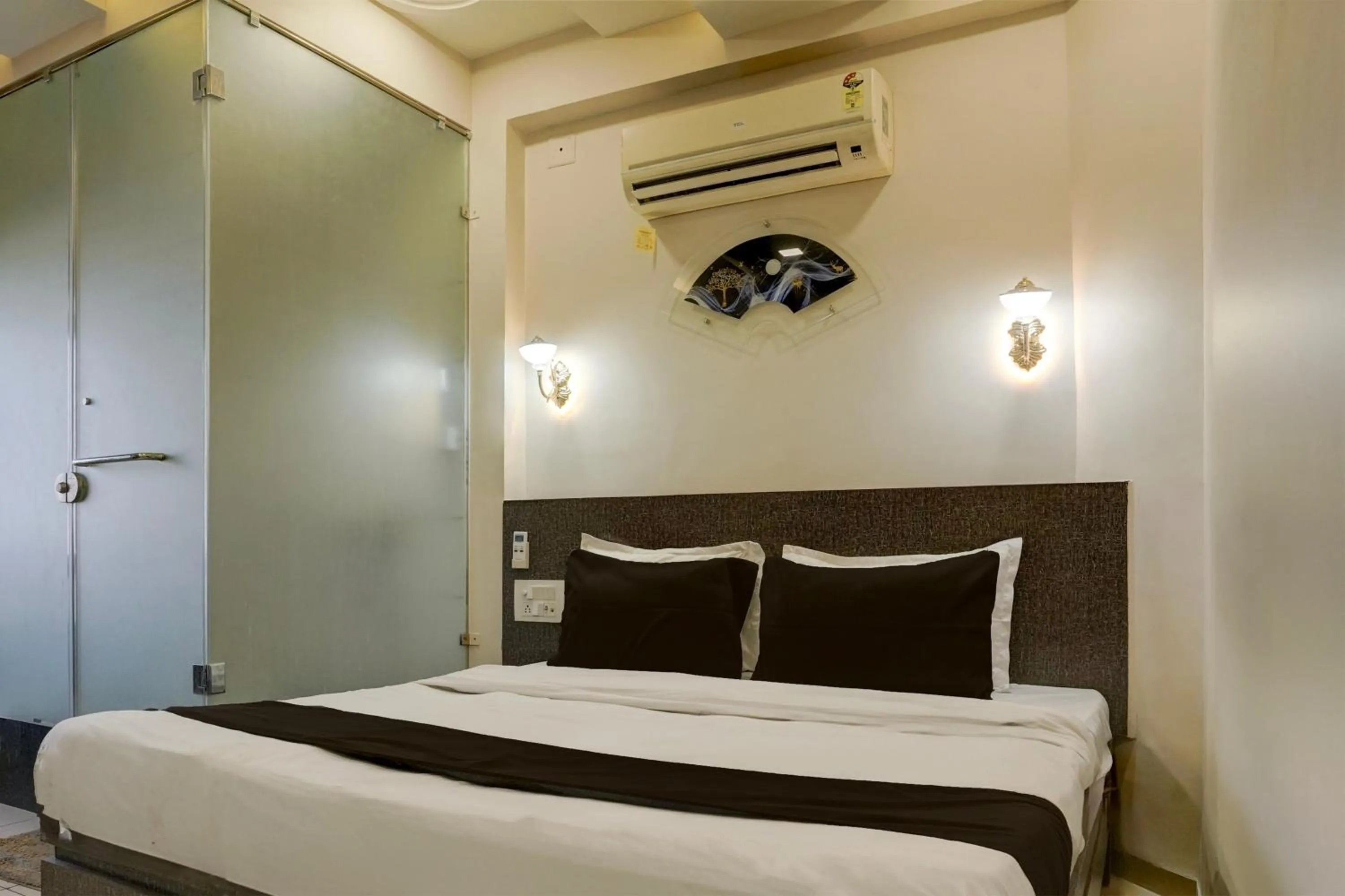 Bedroom, Bed in Super Hotel O DH