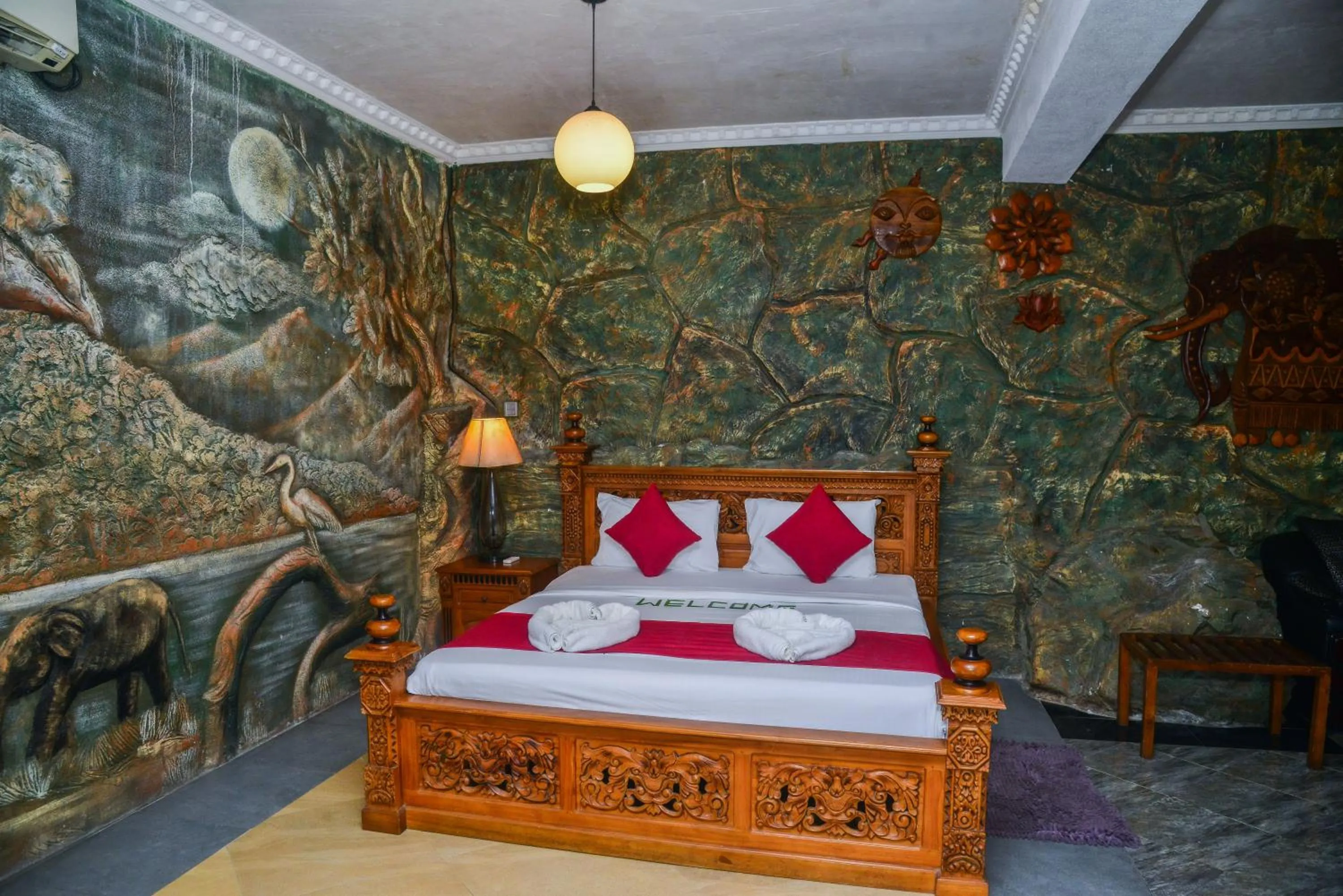 Bedroom, Bed in Ella Mount Heaven