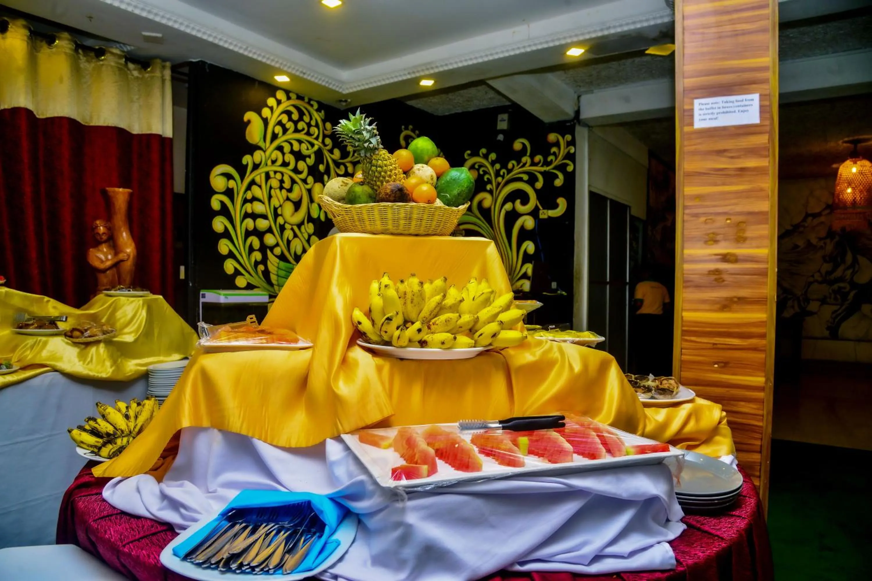 Food and drinks in Ella Mount Heaven