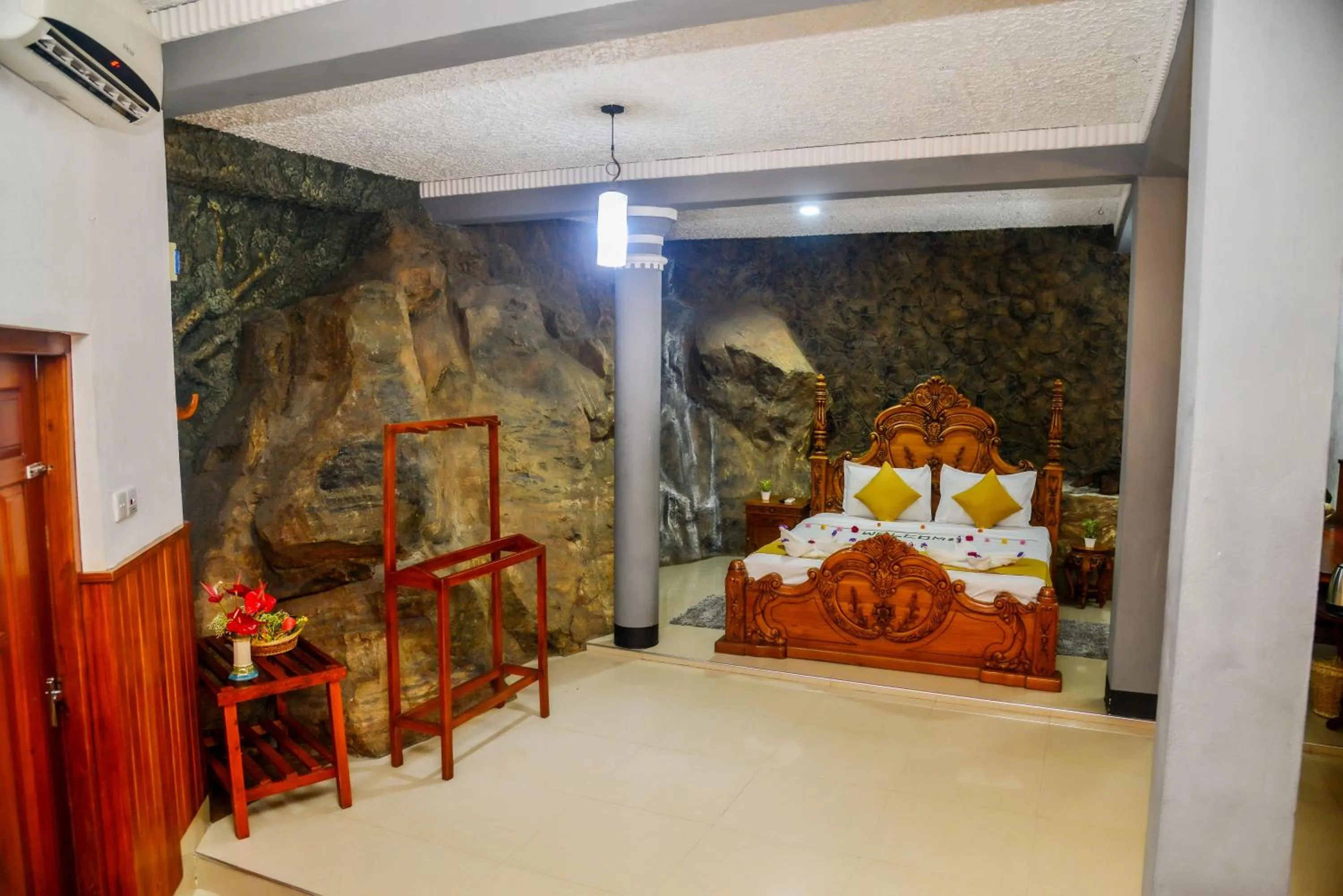 Bedroom, Bed in Ella Mount Heaven