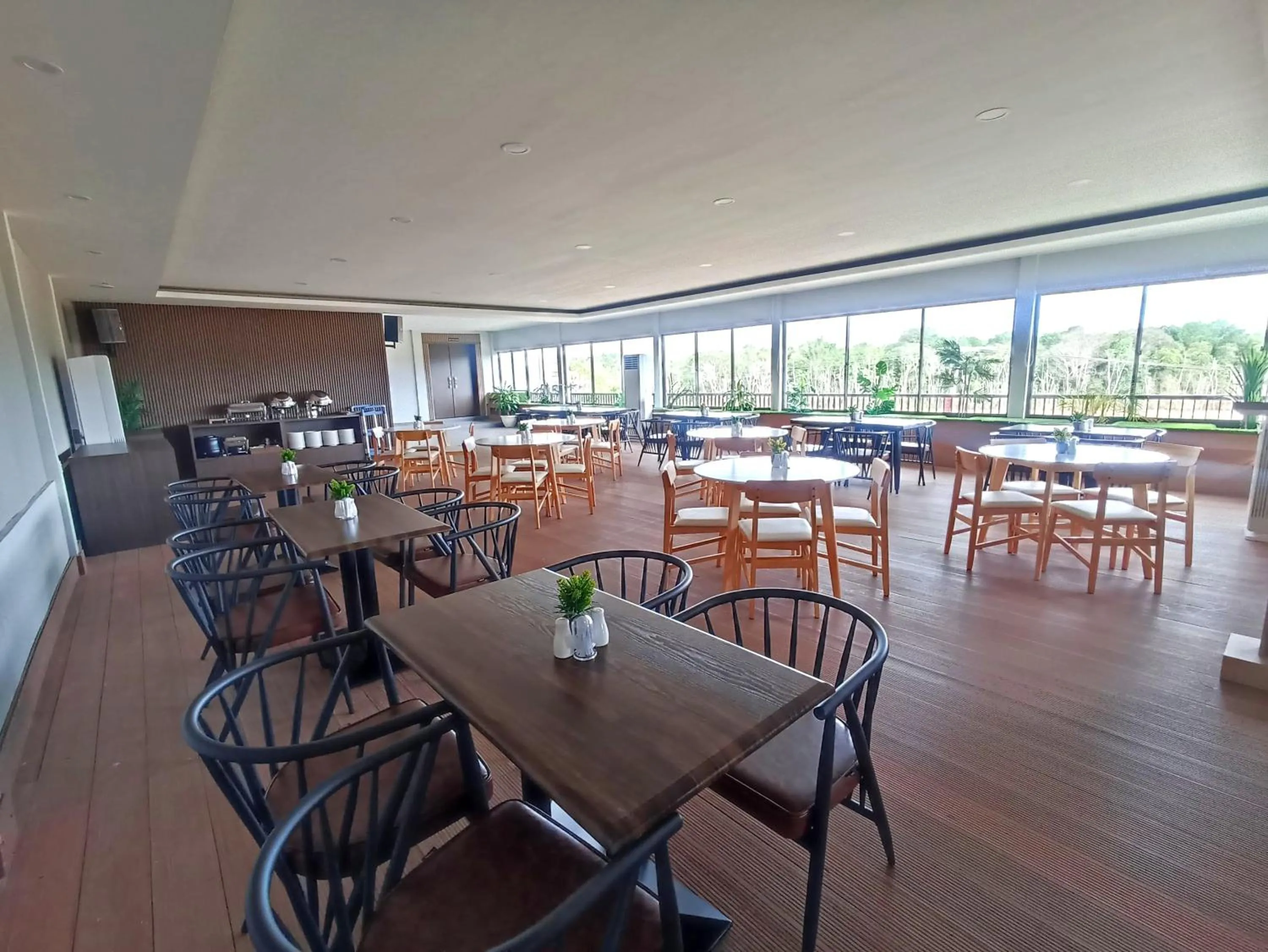 Restaurant/places to eat in ONYX HOTEL & VILLA