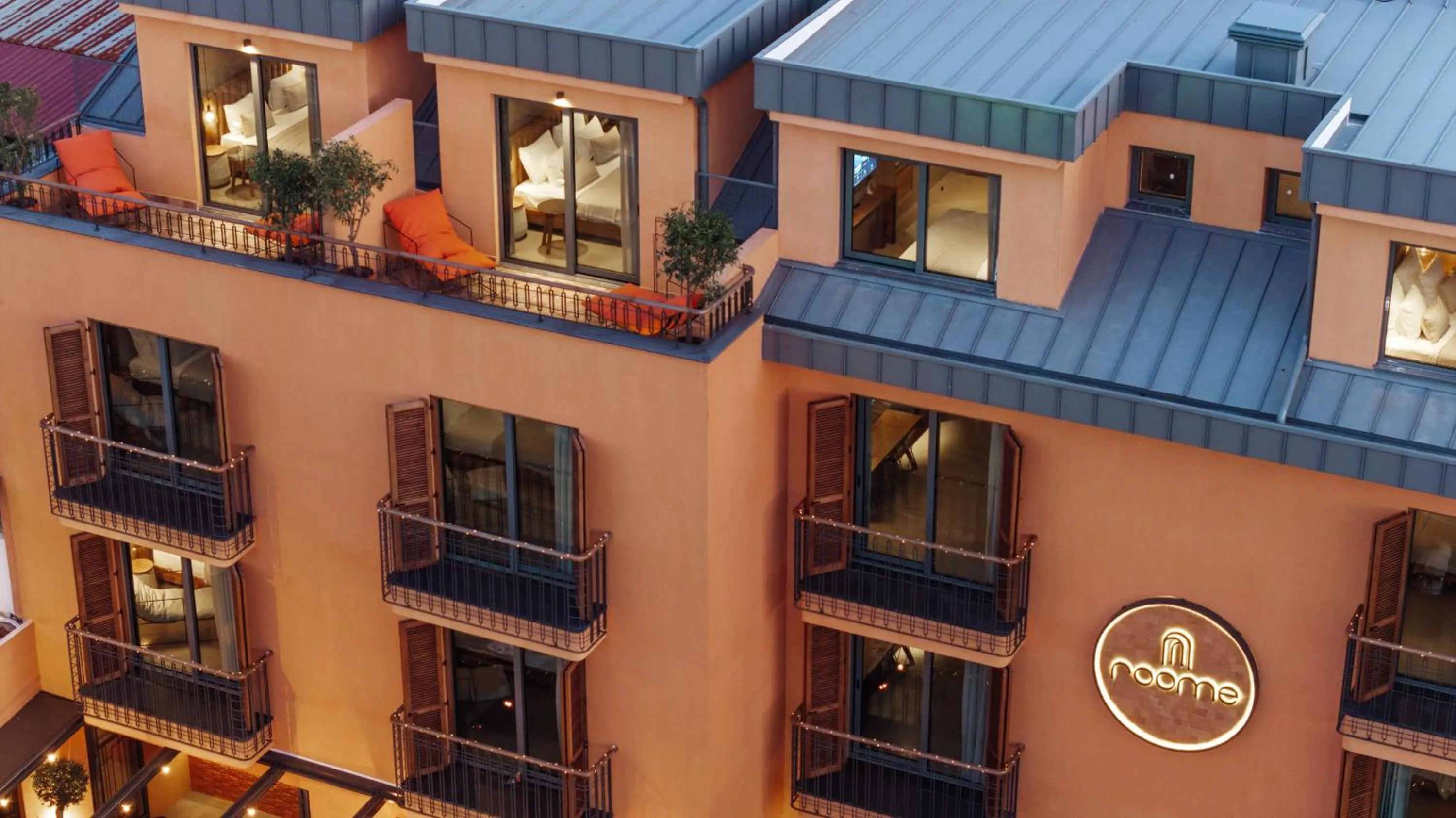 Property building in Roome