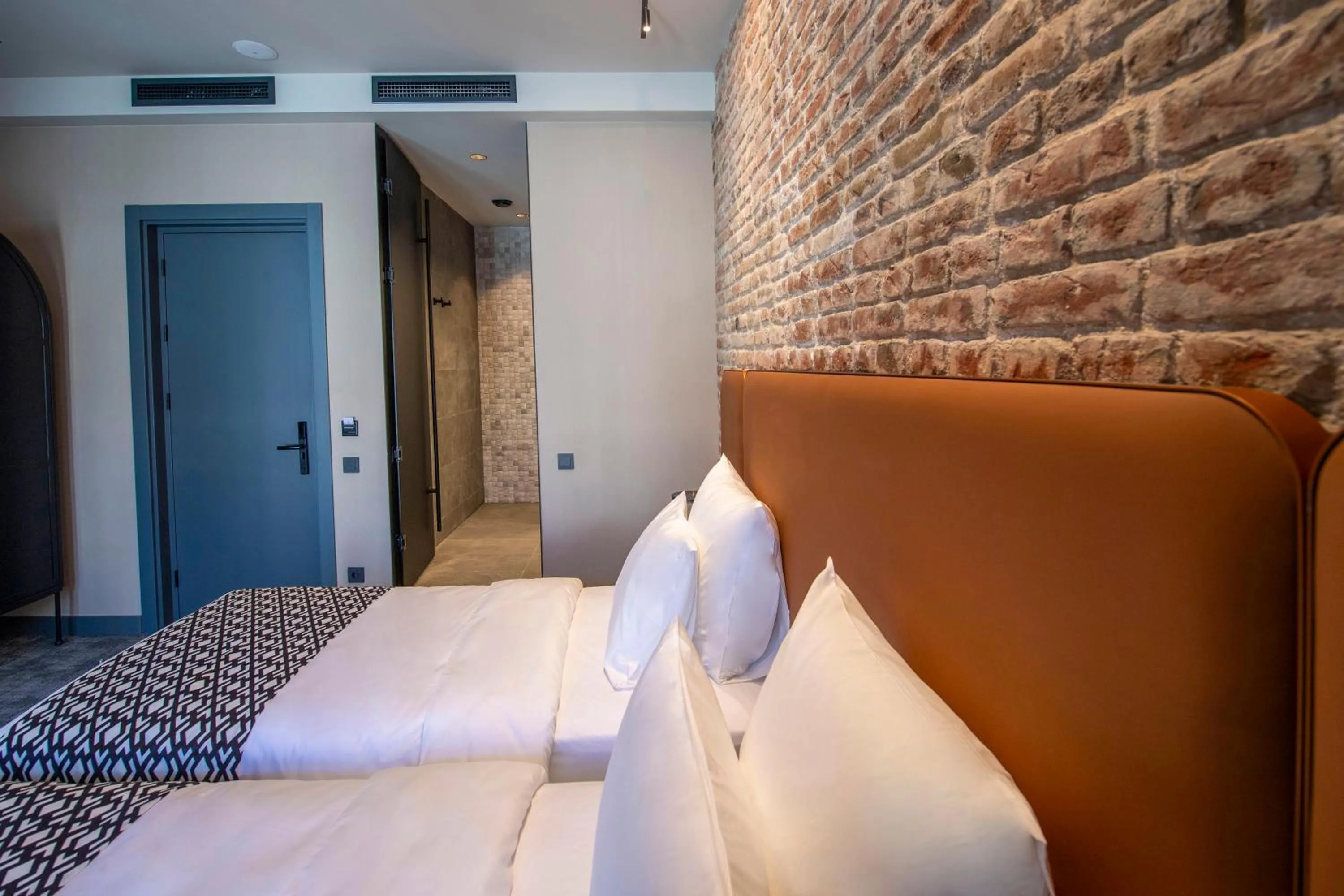 Photo of the whole room, Bed in Qarvasla Hotel