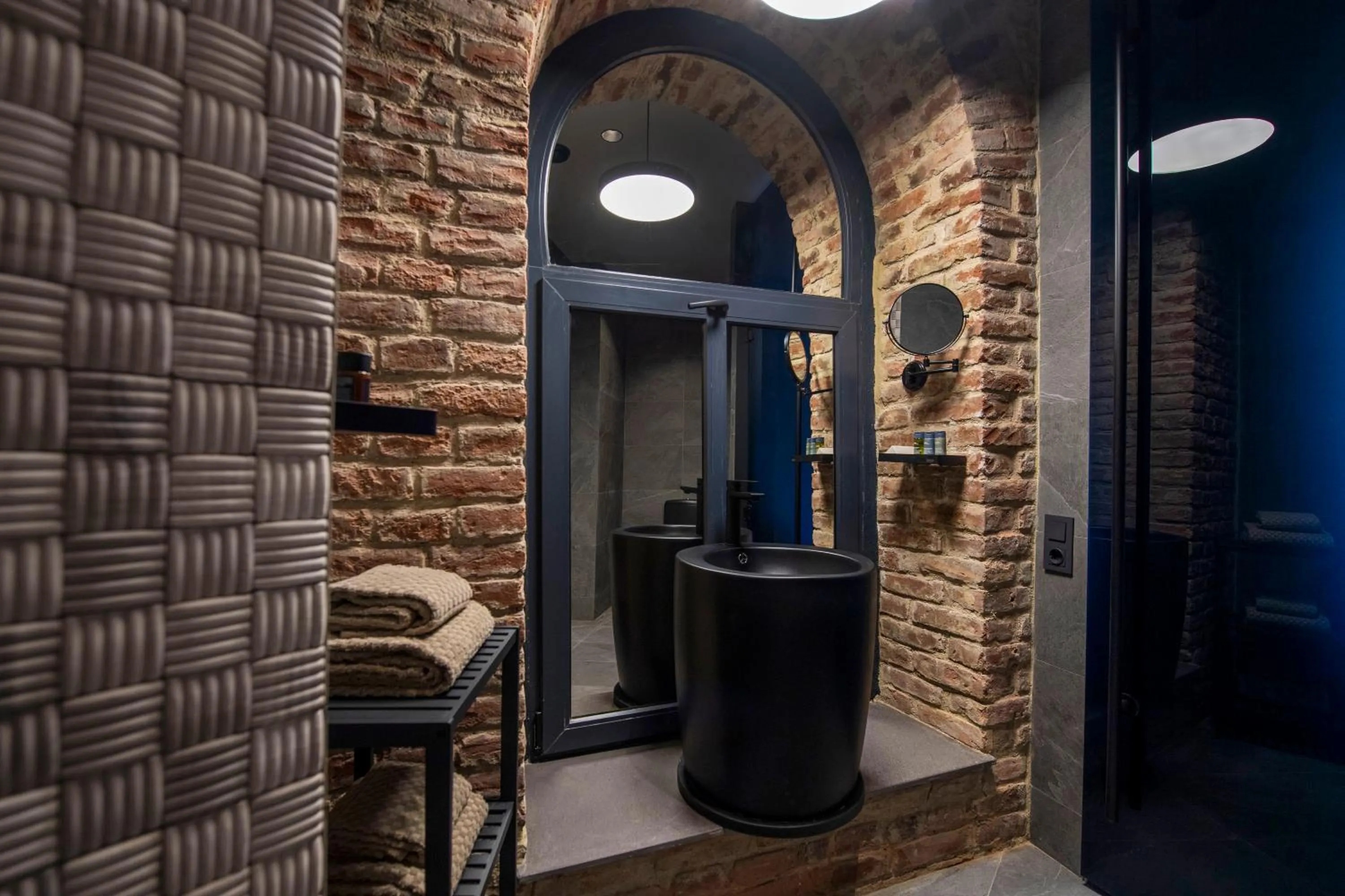 Bathroom in Qarvasla Hotel