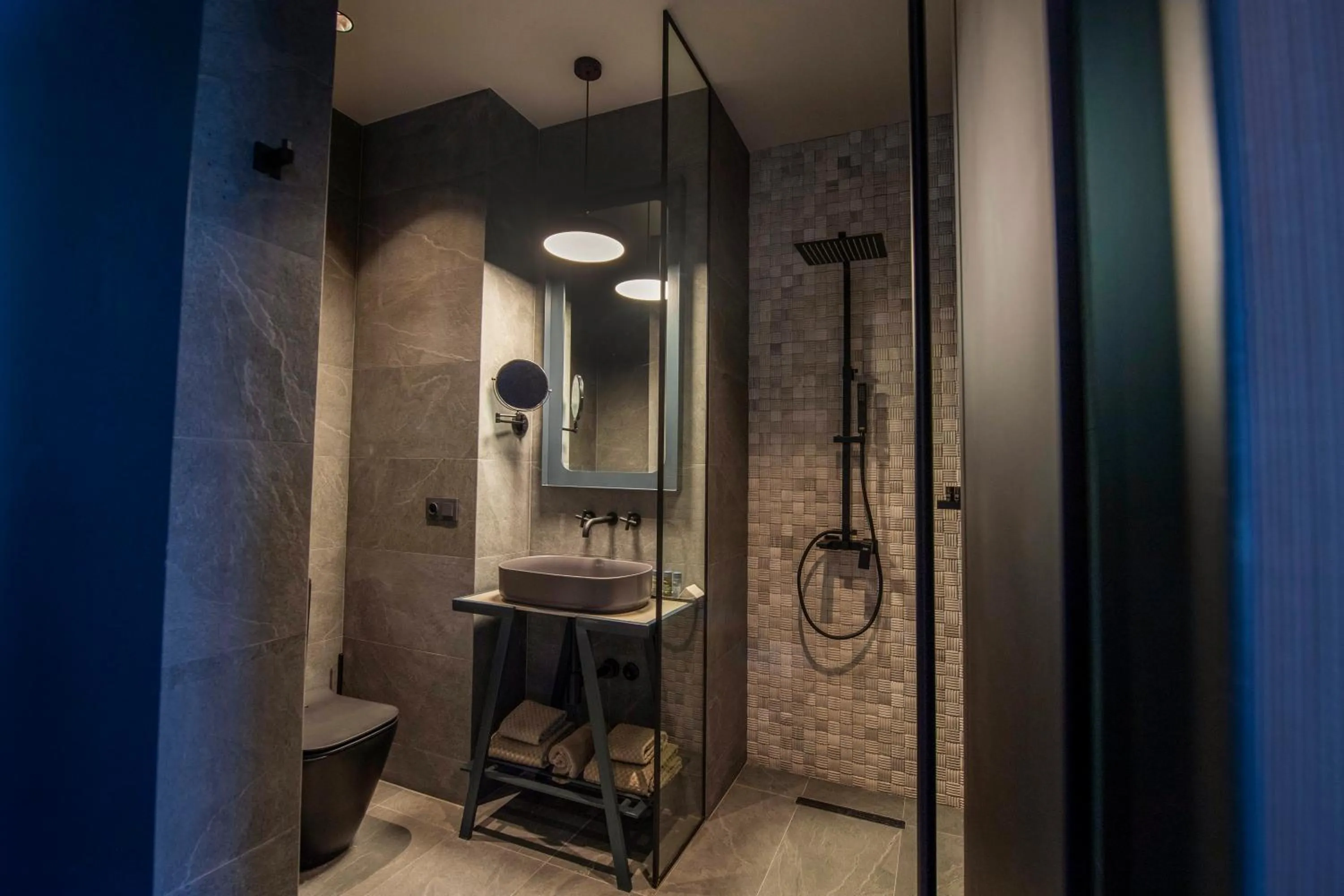 Bathroom in Qarvasla Hotel