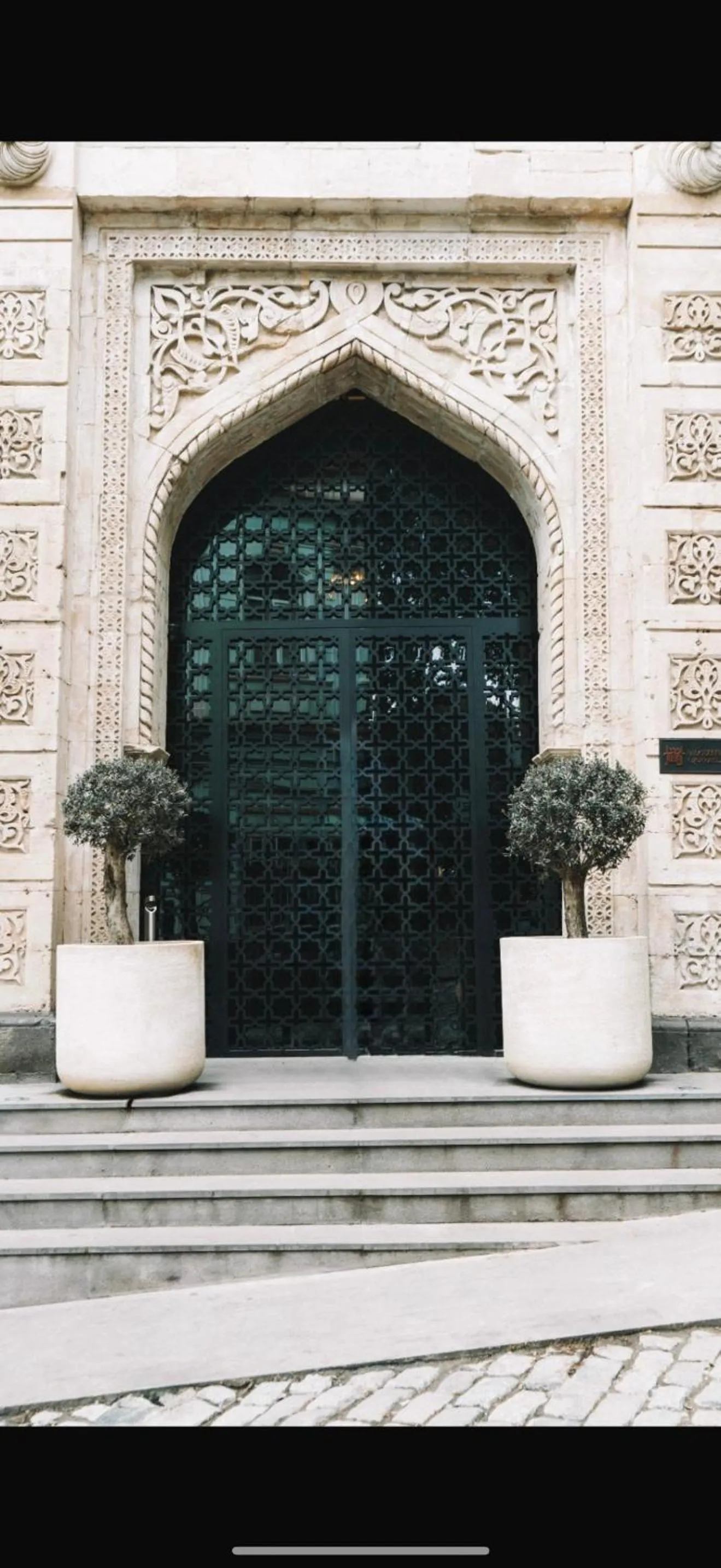 Facade/entrance in Qarvasla Hotel