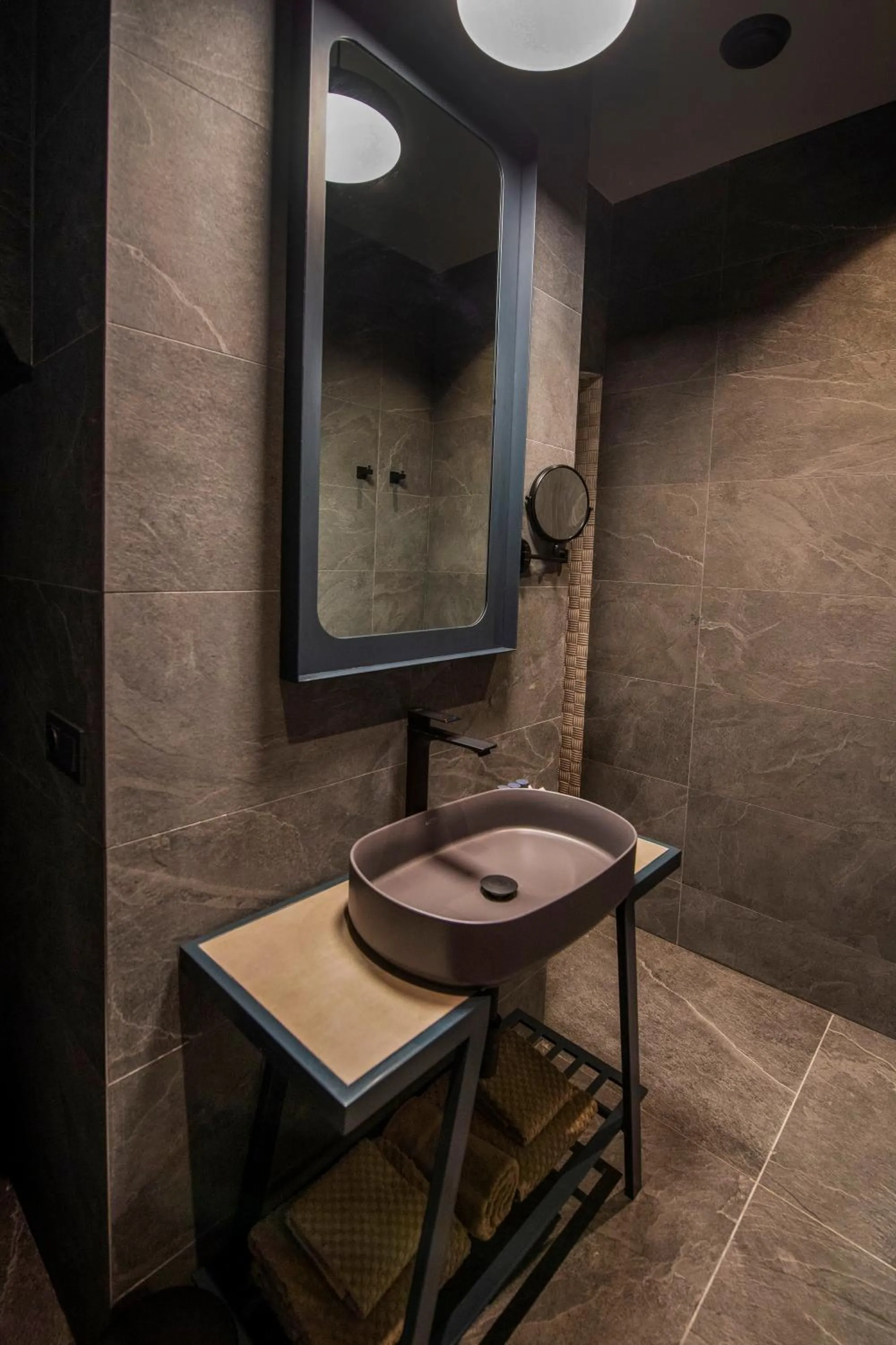 Bathroom in Qarvasla Hotel