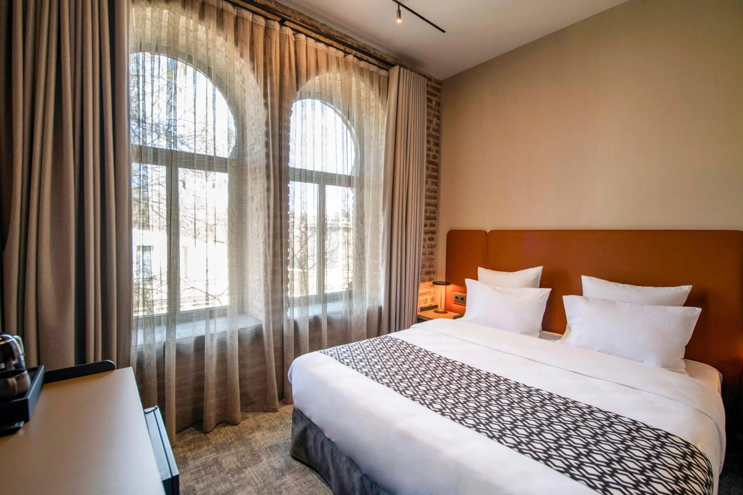 Bed in Qarvasla Hotel