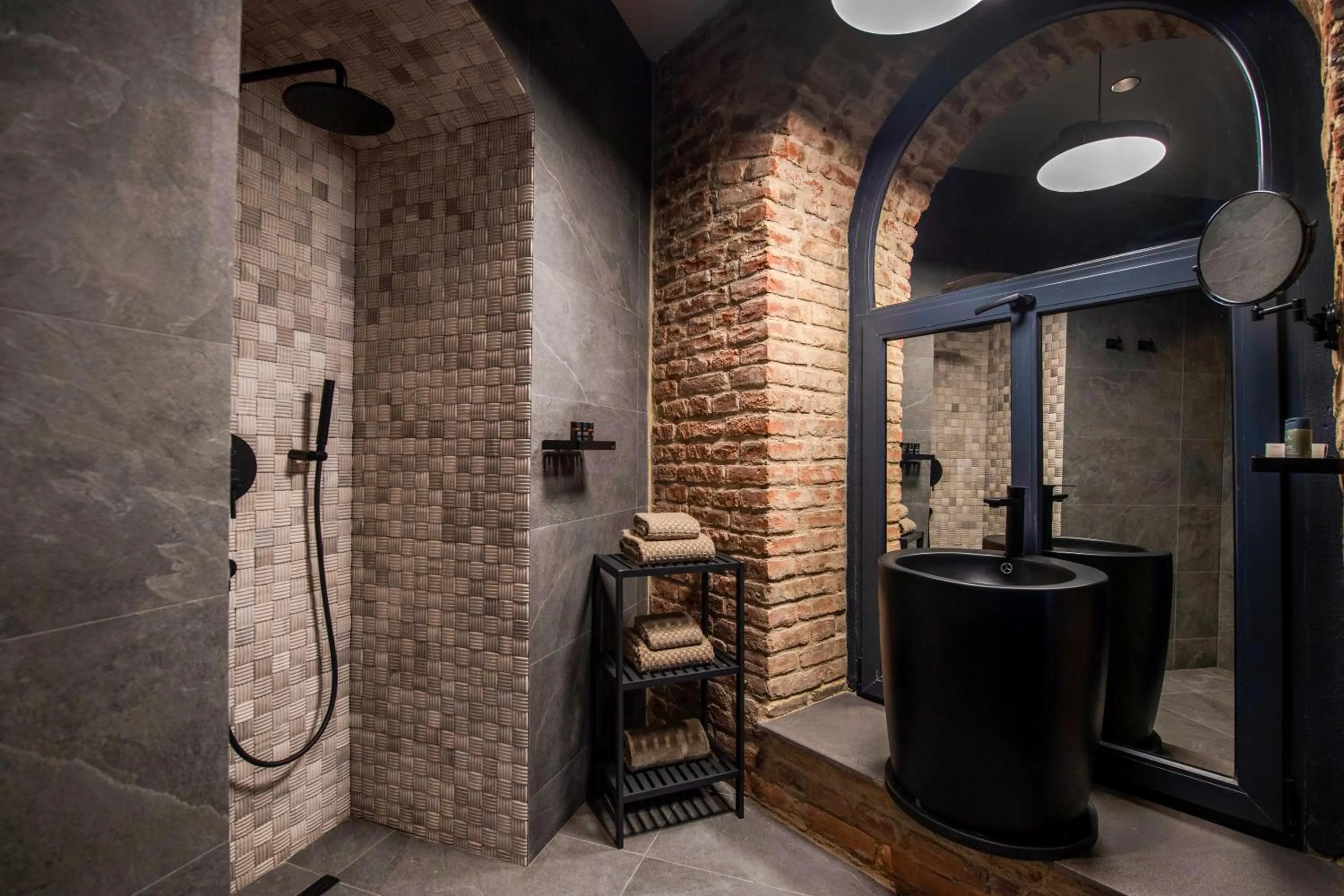 Bathroom in Qarvasla Hotel