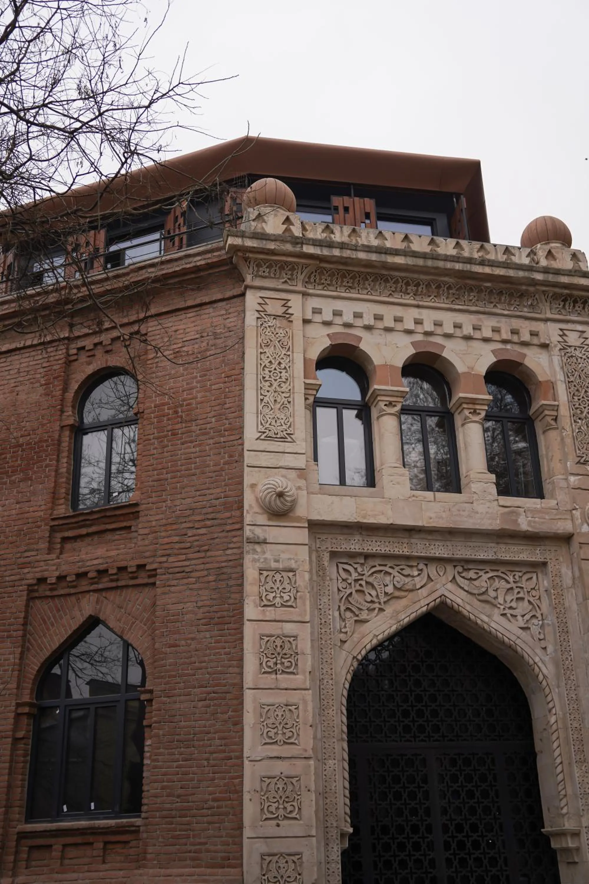 Property building in Qarvasla Hotel