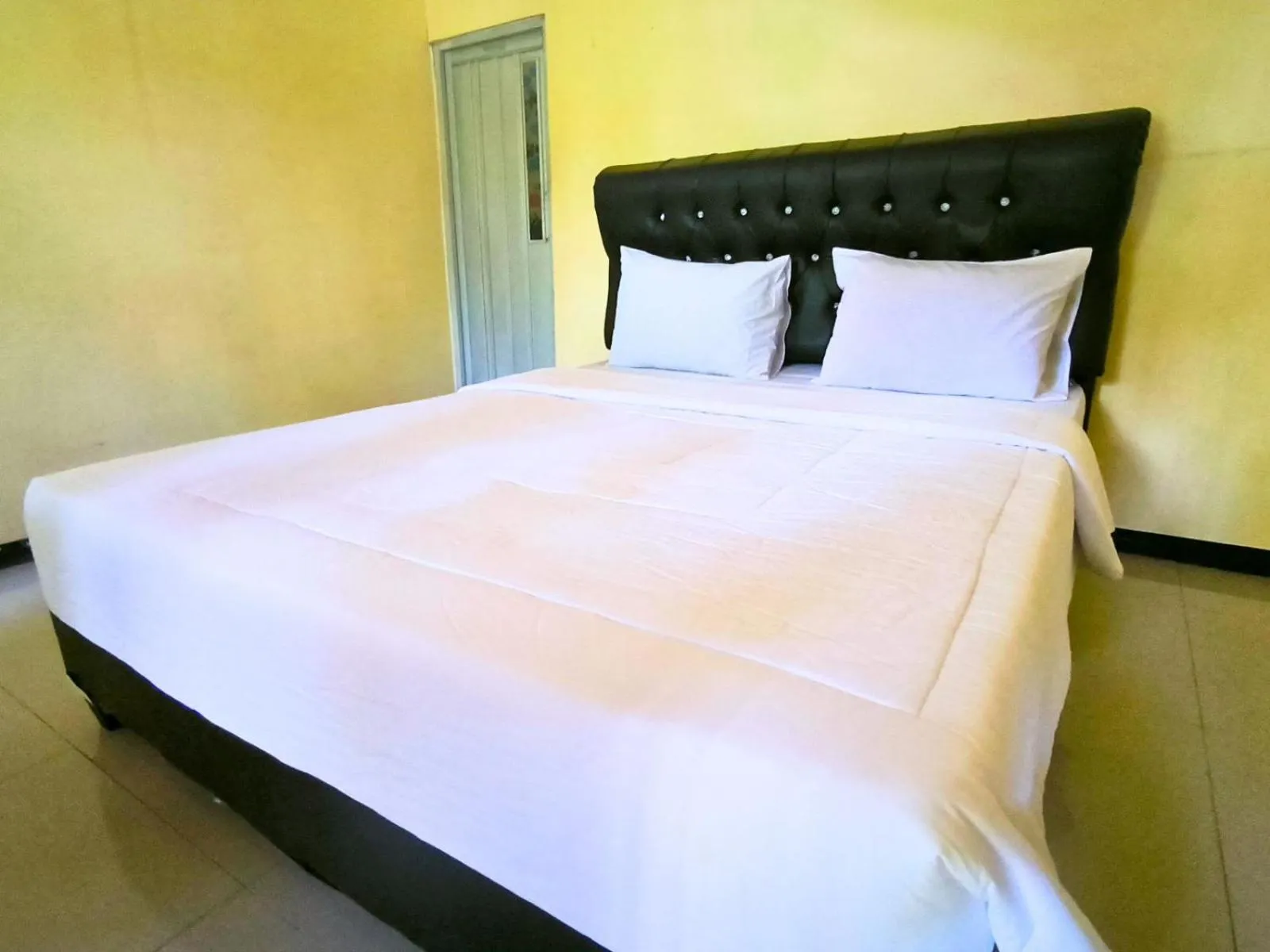 Bed in Villa Setumbu powered by Cocotel