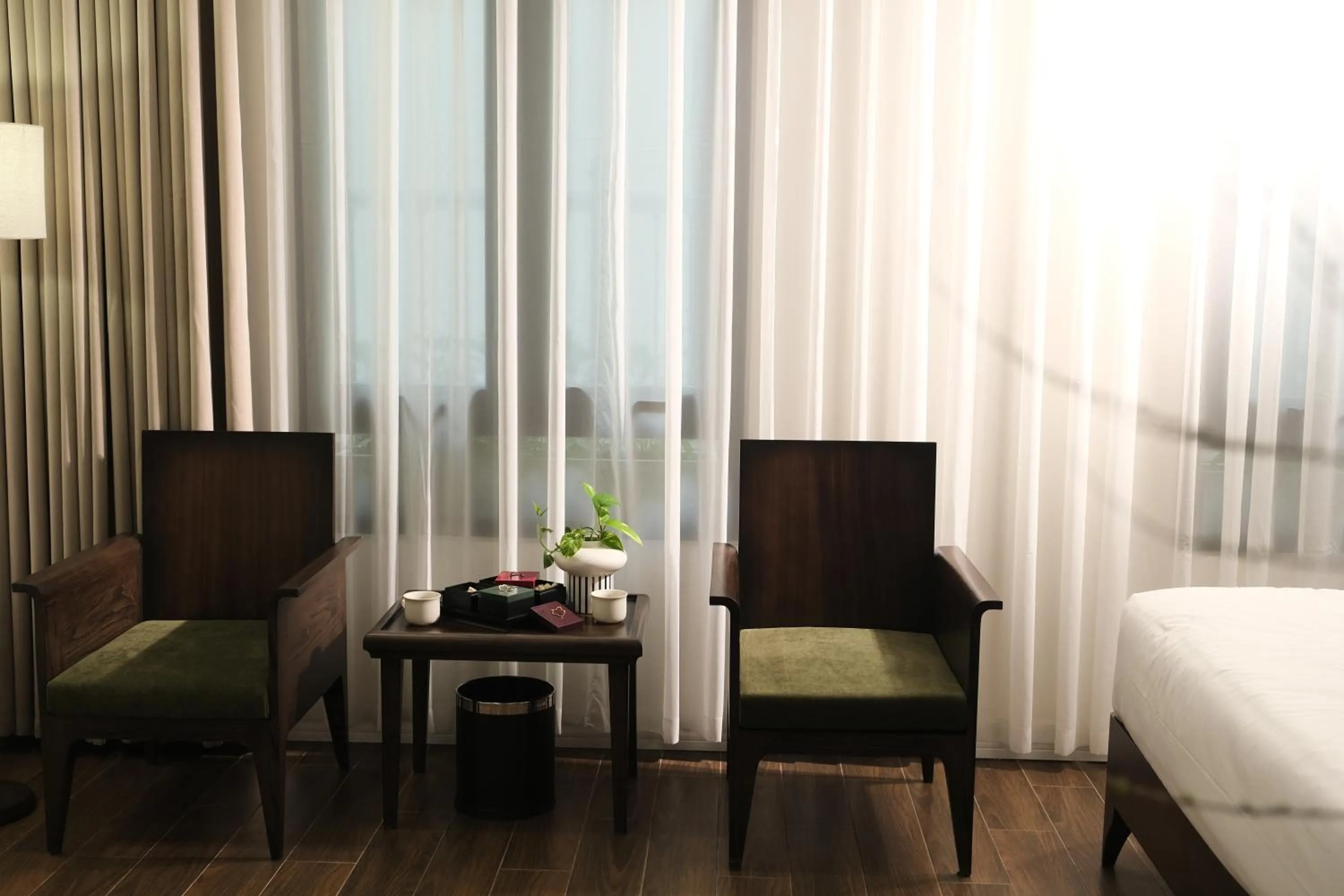 Seating area, Bed in Paul Chabot Hotel