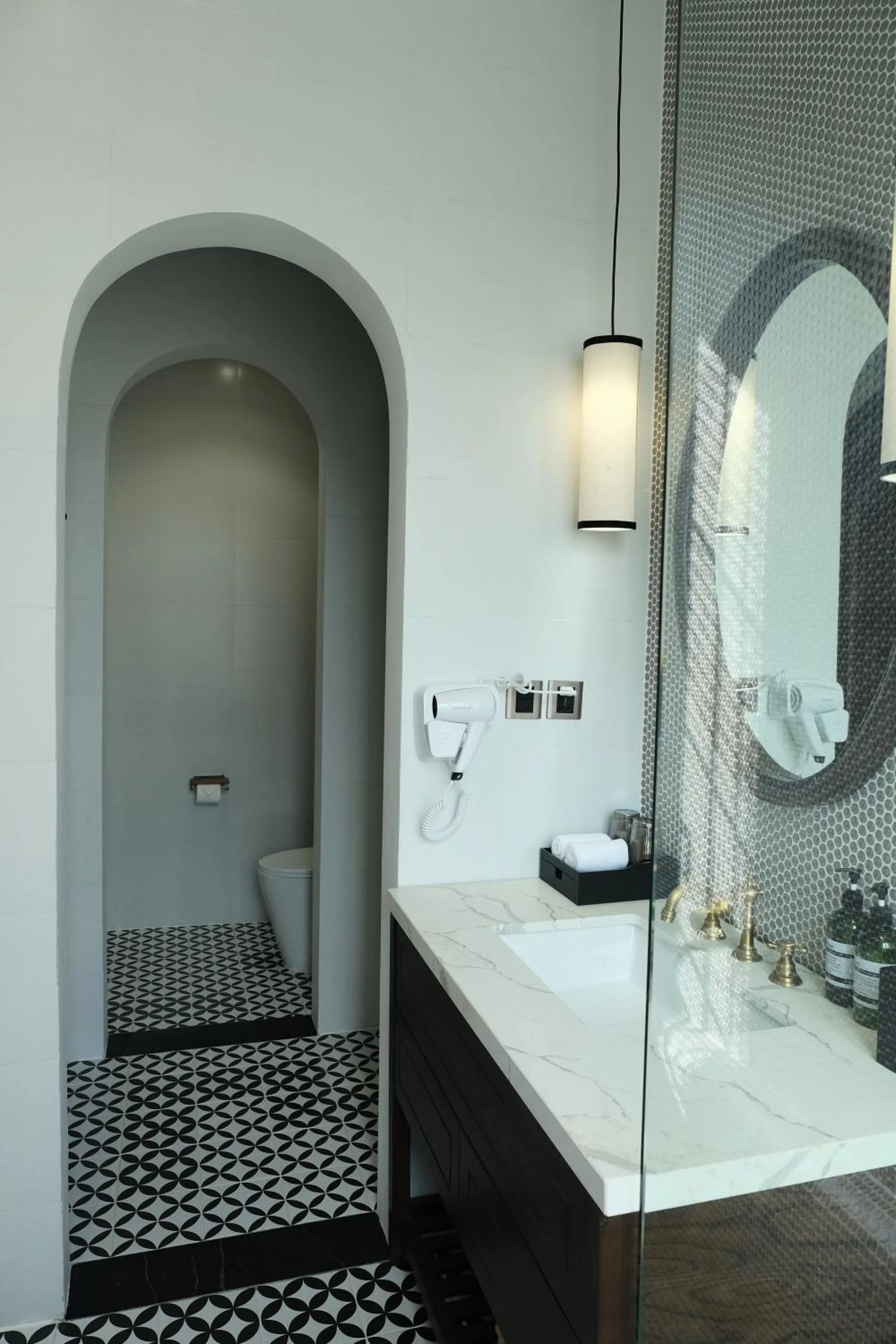 Toilet in Paul Chabot Hotel