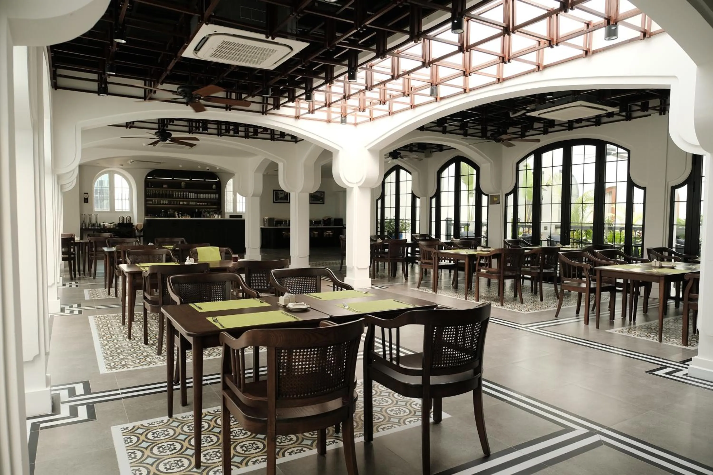 Restaurant/places to eat in Paul Chabot Hotel